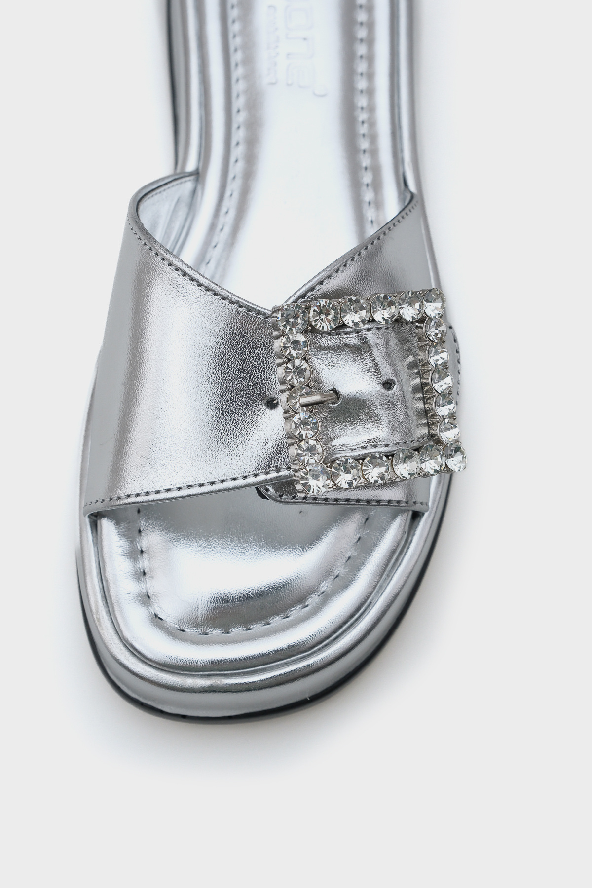 Capone Outfitters-Margi Damen-Hausschuhe mit Keilabsatz und einem Riemen, Steinschnalle, Metallic 2