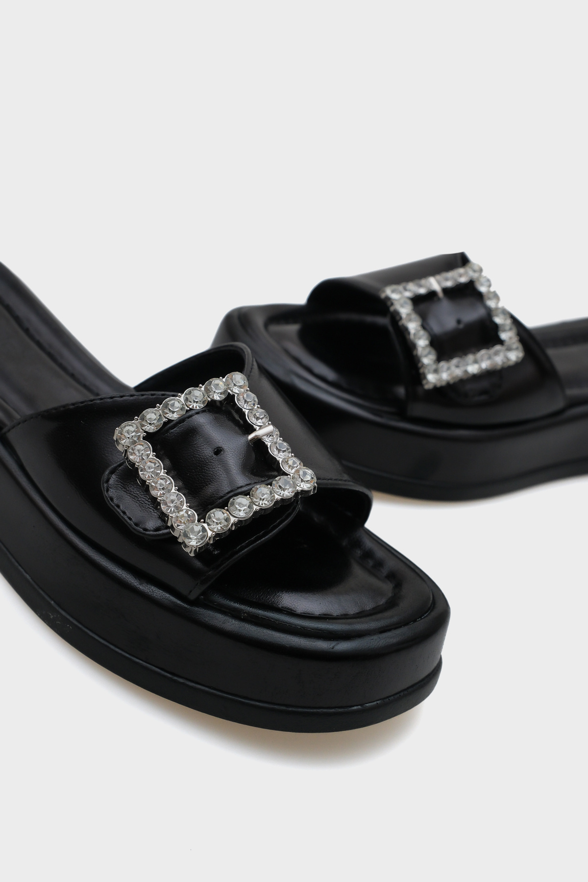 Capone Outfitters-Margi Damen-Hausschuhe mit Keilabsatz und einem Riemen, Steinschnalle, Metallic 3