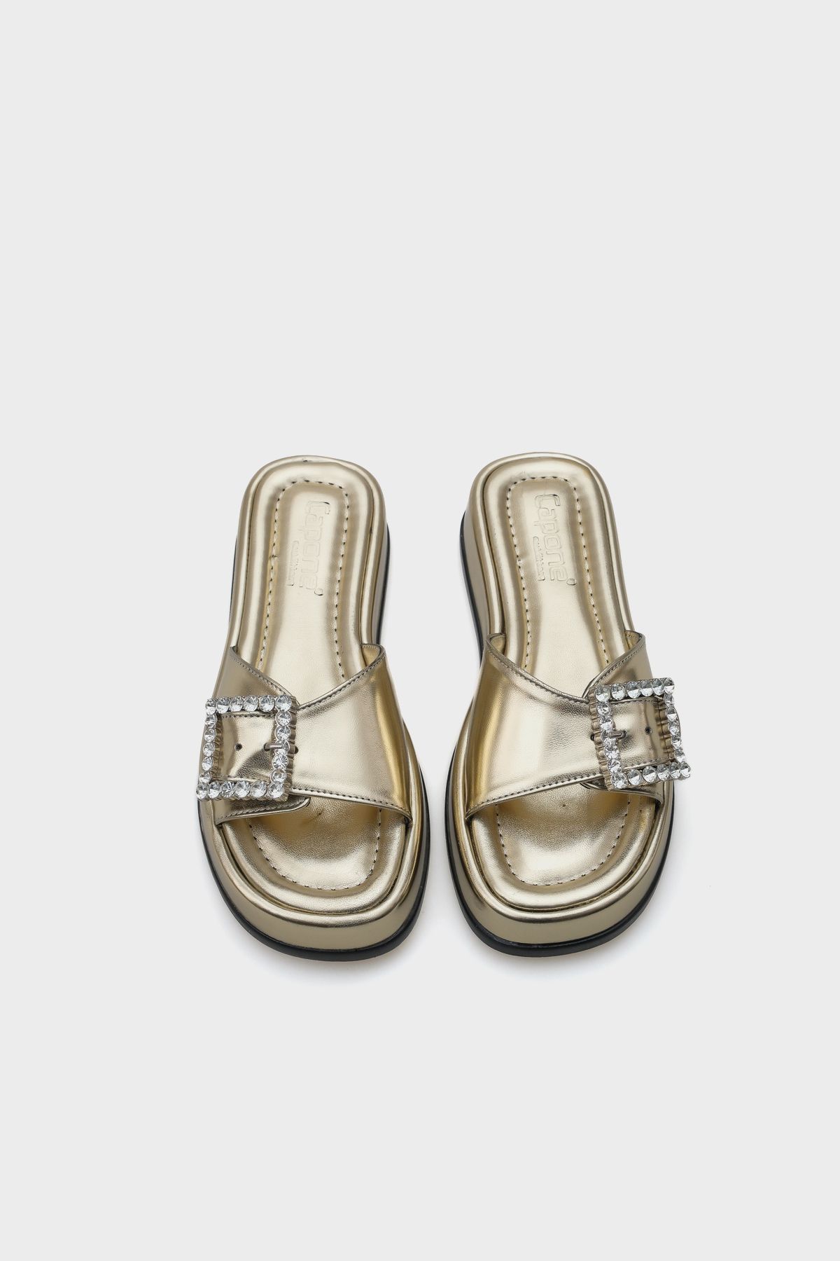 Capone Outfitters-Margi Damen-Hausschuhe mit Keilabsatz und einem Riemen, Steinschnalle, Metallic 3