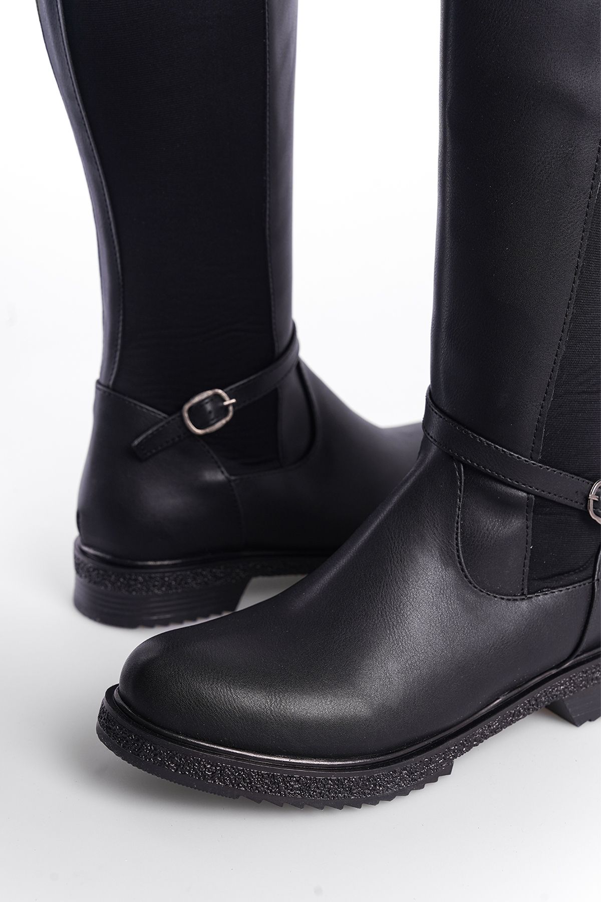 Capone Outfitters-Unterhalb des Knies. Damenstiefel aus Tauchstoff mit Banddetail vorne und seitlichem Reißverschluss 6