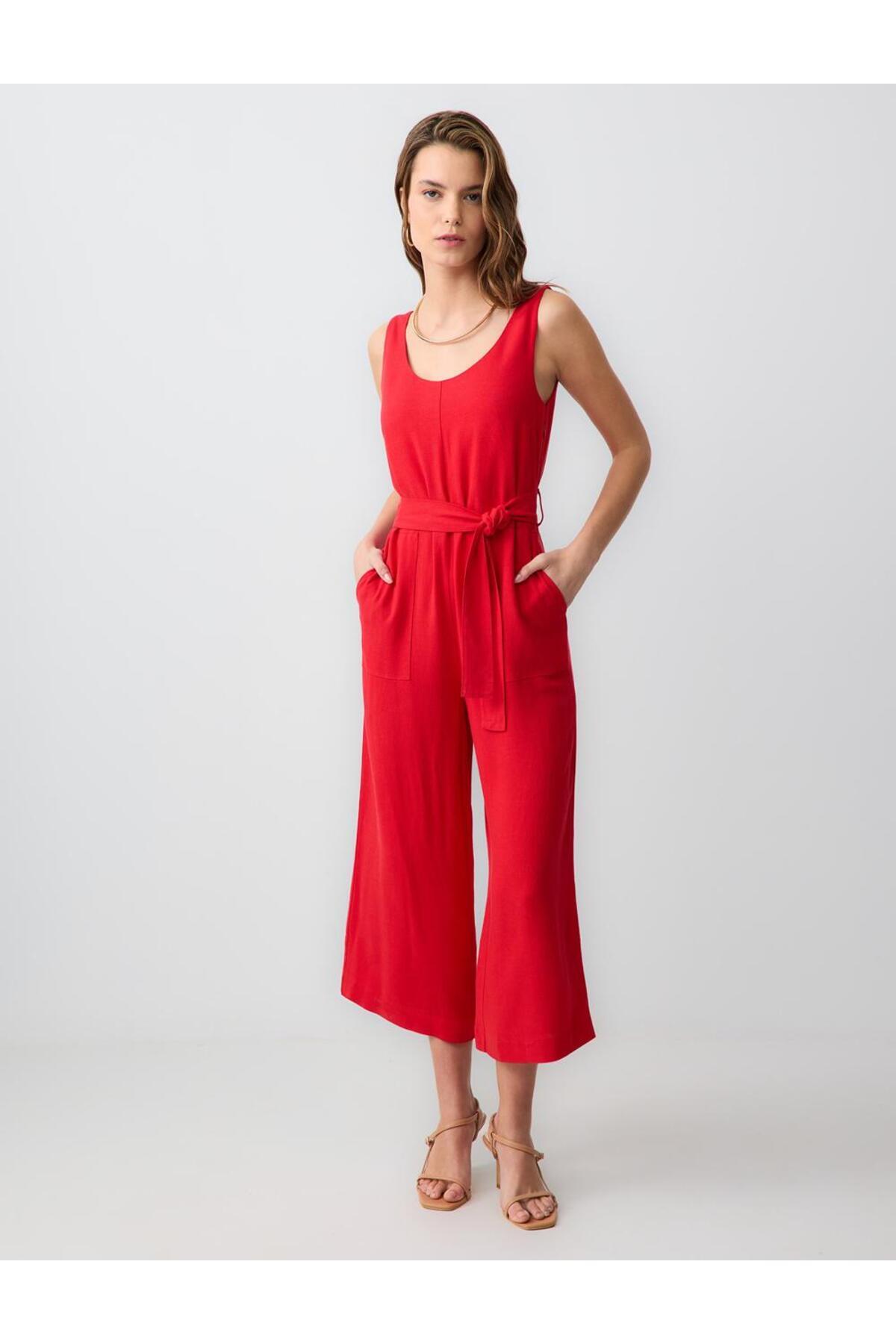 Jimmy Key Kırmızı Kemer Detaylı Kısa Keten Karışımlı Tulum