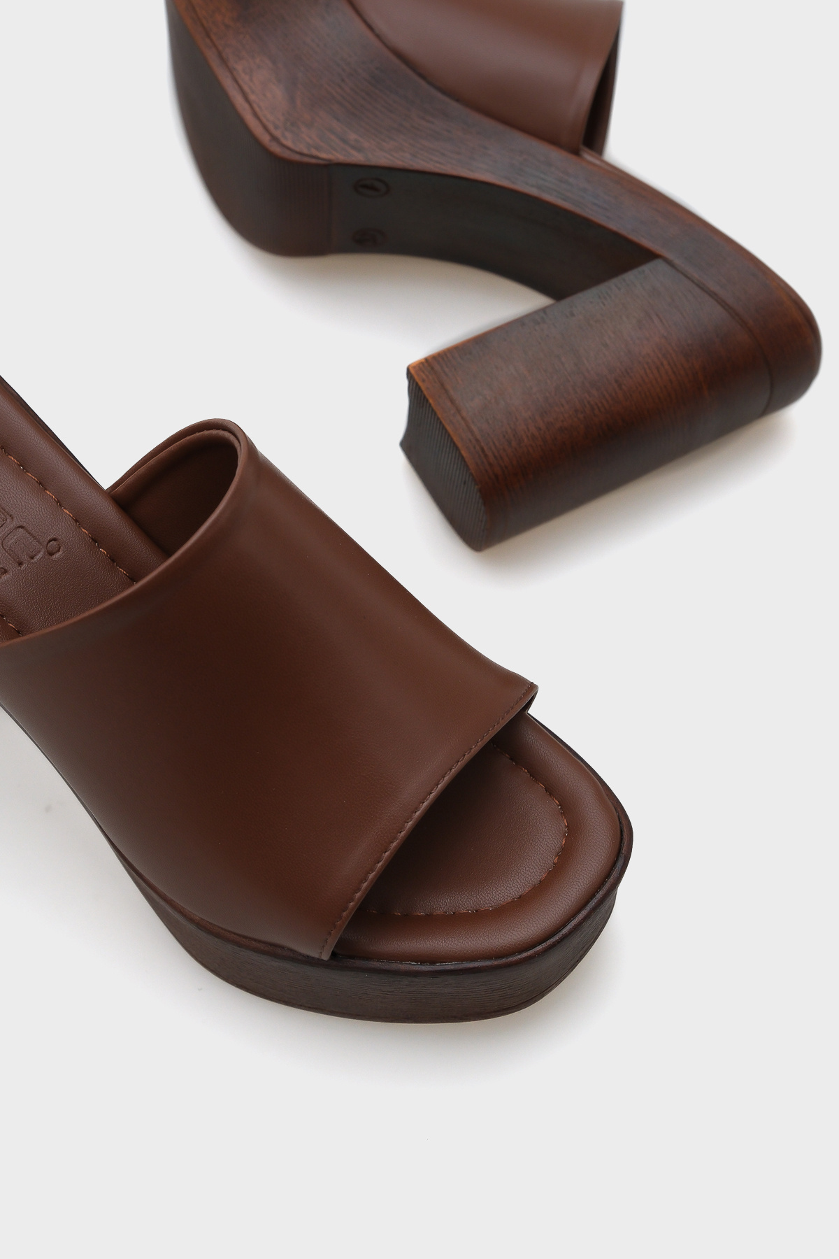 Capone Outfitters-Γυναικείες παντόφλες Maris Platform Single Strap 4