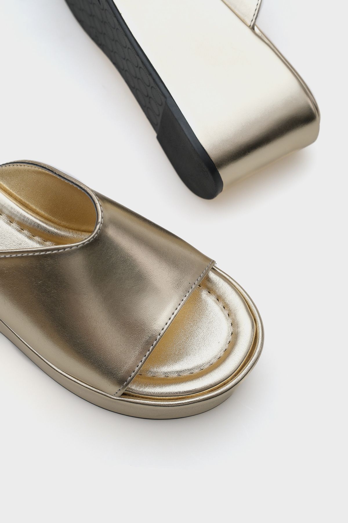 Capone Outfitters-Marta Plateau Metallic Single Strap Damen Hausschuhe 3