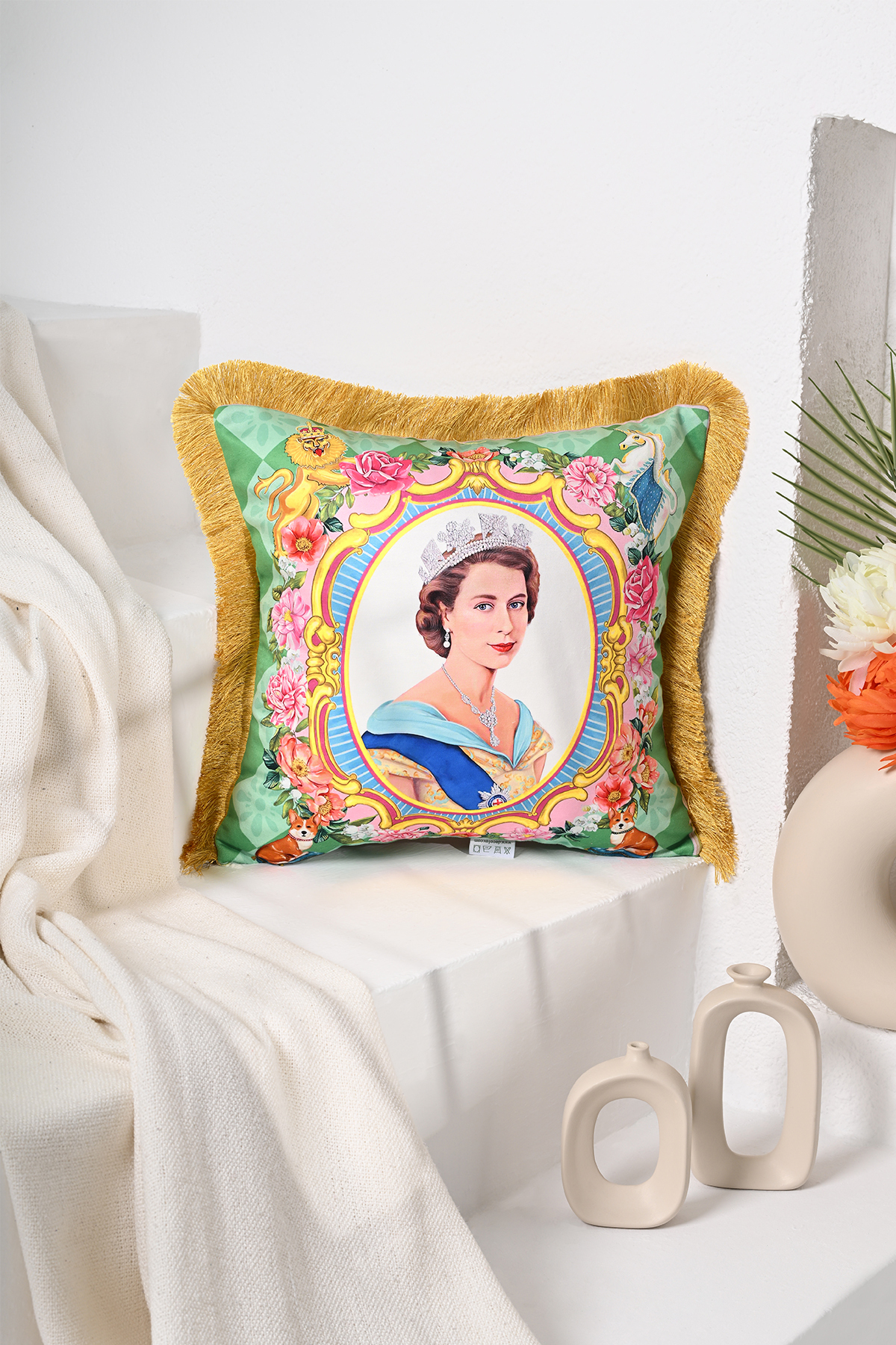 Decorative Queen Pattern Digital Printed Velvet Pillow Case Fringed