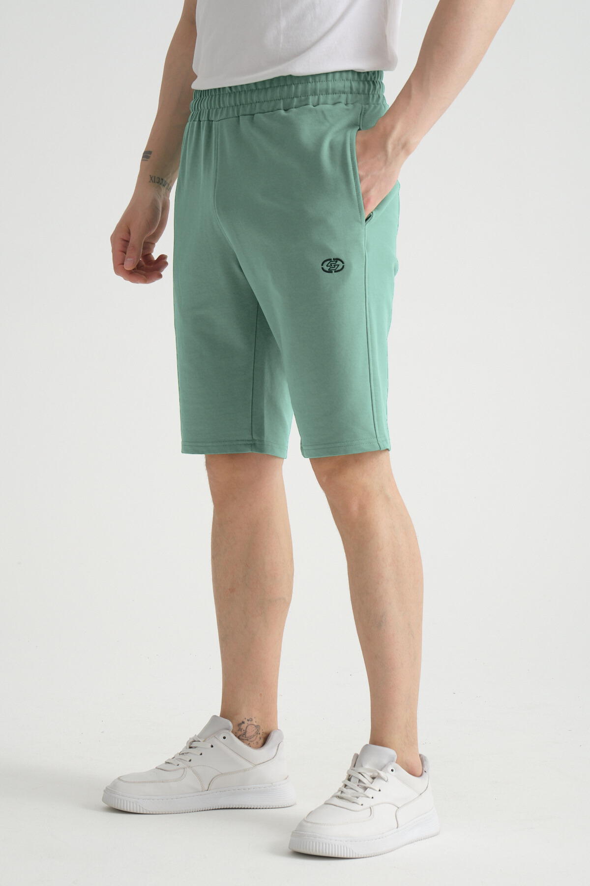 شلوارک مردانه از جنس کتان و خزه با طرح ساده و لوگوی مینیمالیستی  شلوارک برمودا Shooter Sportswear