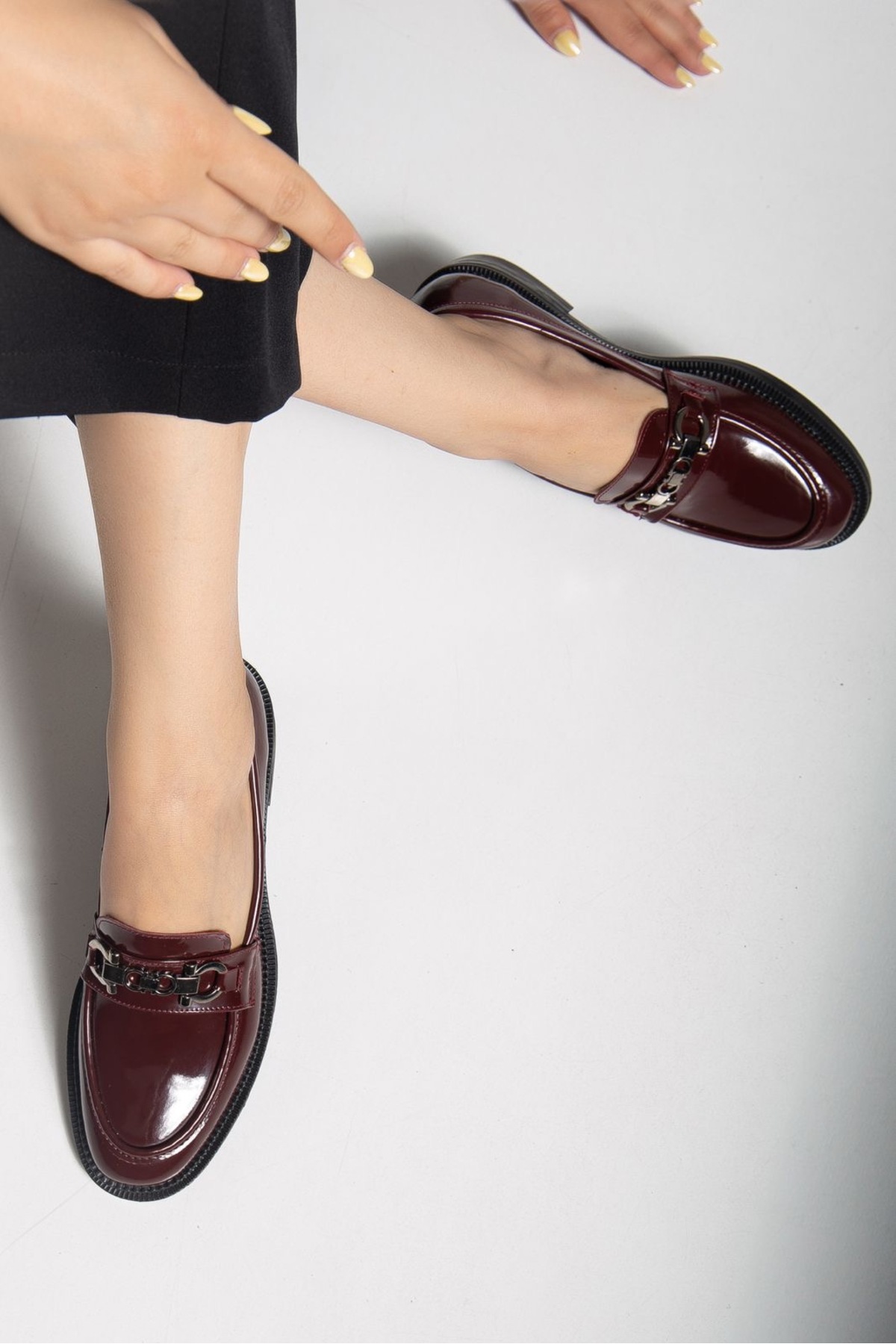 derim shoes Kadın Bordo Renkli Zincir Detaylı Suni Deri Loafer görsel 2