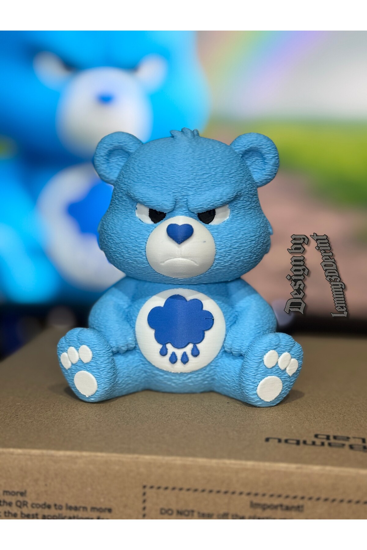 Figura di piccolo orso imbronciato blu – Statuetta decorativa e da collezione stampata in 3D (20 cm)