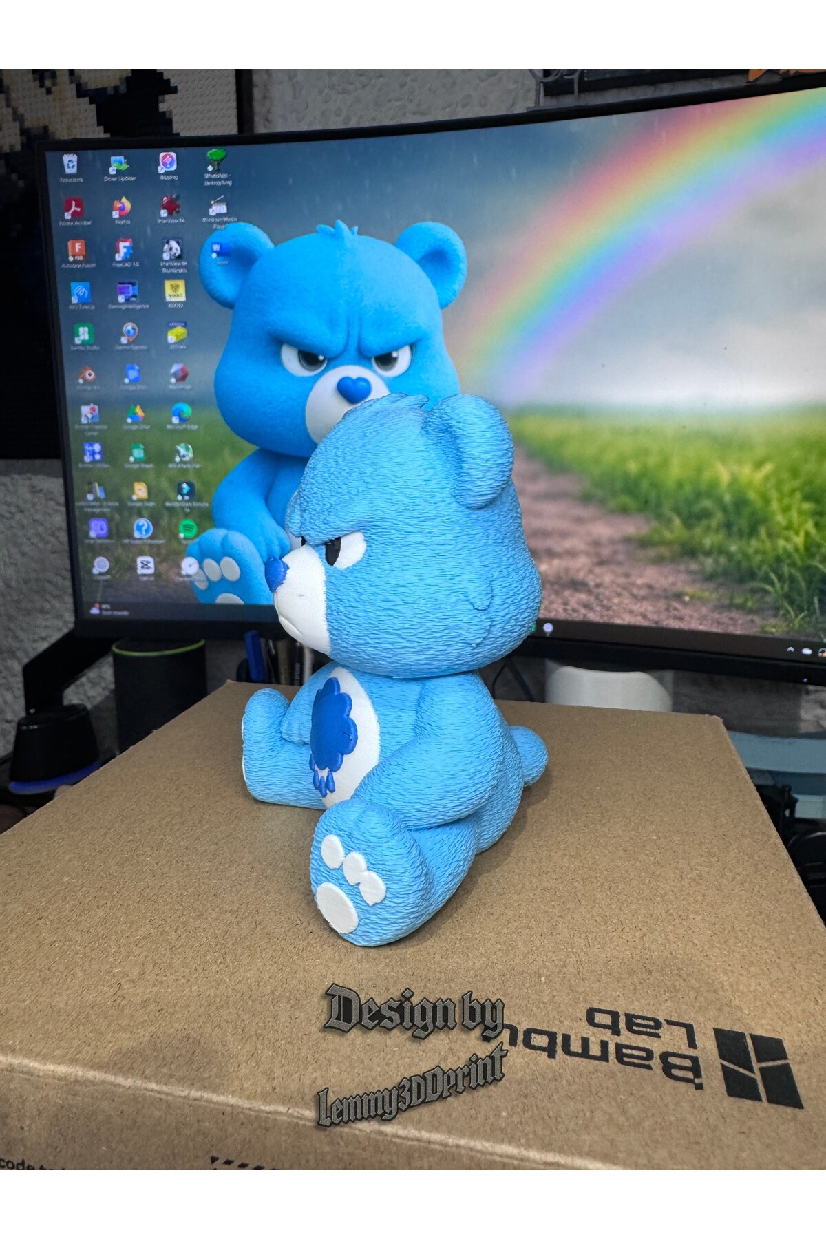 Figura di piccolo orso imbronciato blu – Statuetta decorativa e da collezione stampata in 3D (20 cm)