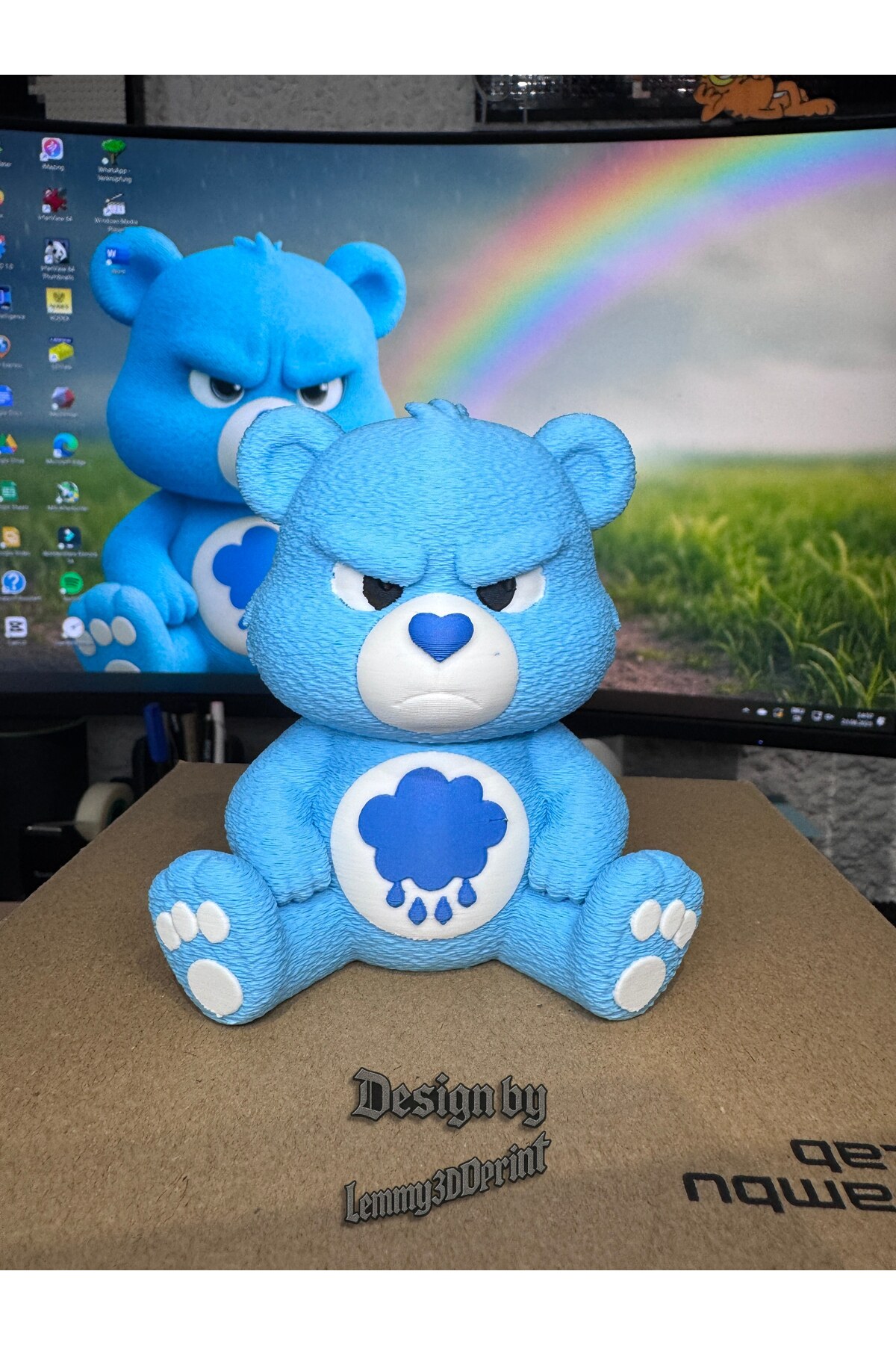 Figura di piccolo orso imbronciato blu – Statuetta decorativa e da collezione stampata in 3D (20 cm)