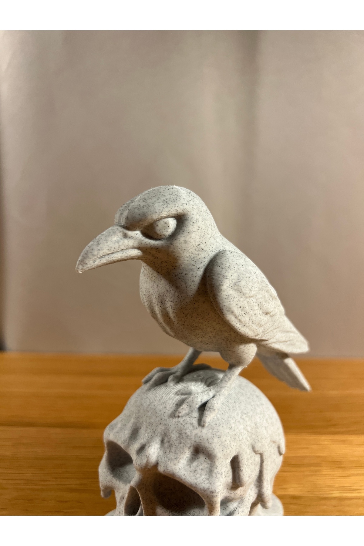 Geschmolzene Totenkopf- und Krähenfigur – 3D-gedruckte Horror-Dekorationsfigur