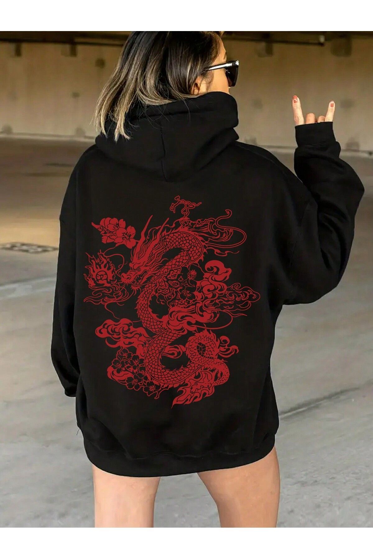 هودي أسود كبير الحجم بطبعة تنين ياباني خلفية