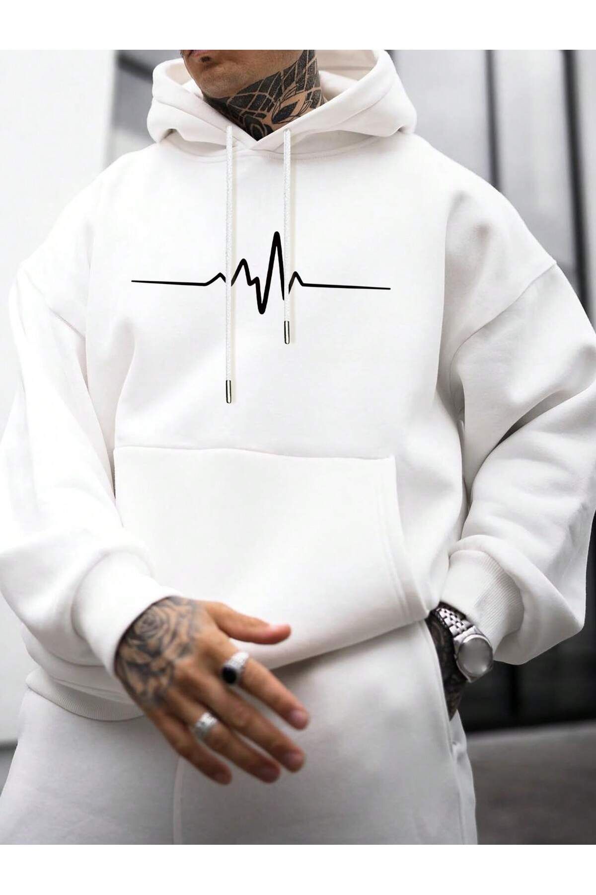 هودي أبيض كبير الحجم بطبعة نبضات قلب أمامية