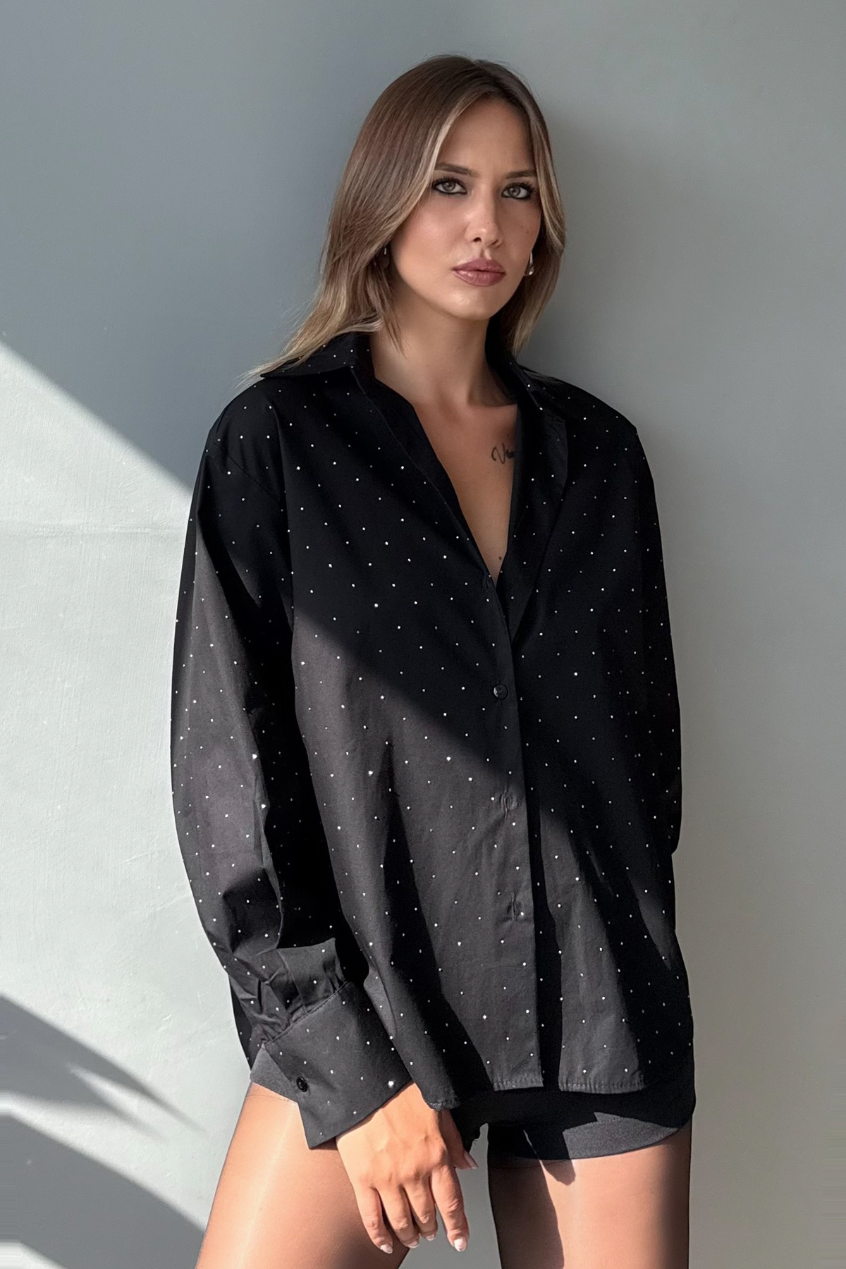 Trendyolmilla Siyah Taş Baskılı Oversize/Geniş Kalıp Gömlek TWOAW26GO00095