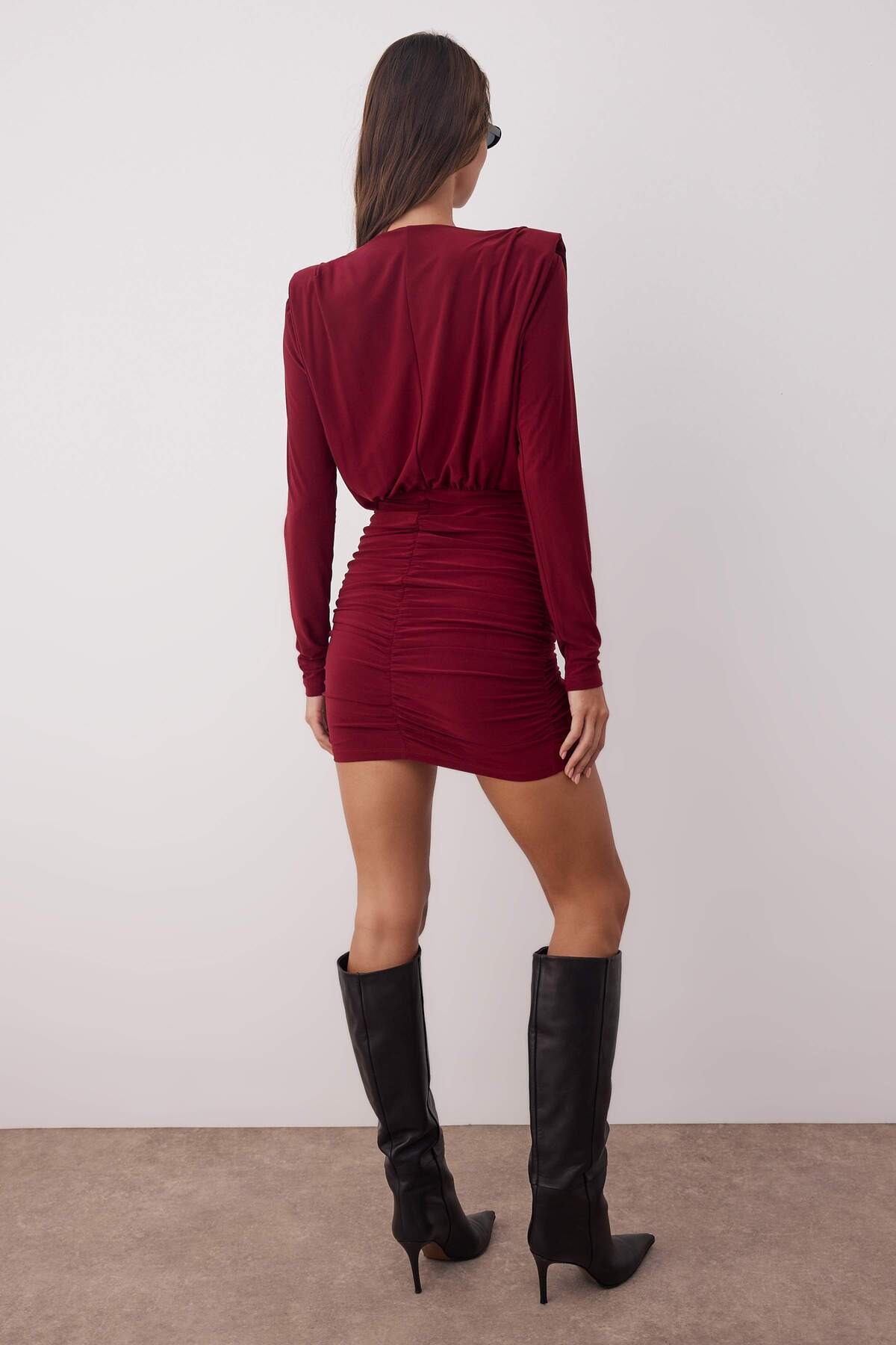 Trendyol Collection Weinrotes, gepolstertes, drapiertes, figurbetontes/figurbetontes Mini-Stiftkleid aus dehnbarem Strick TWOAW24EL00821