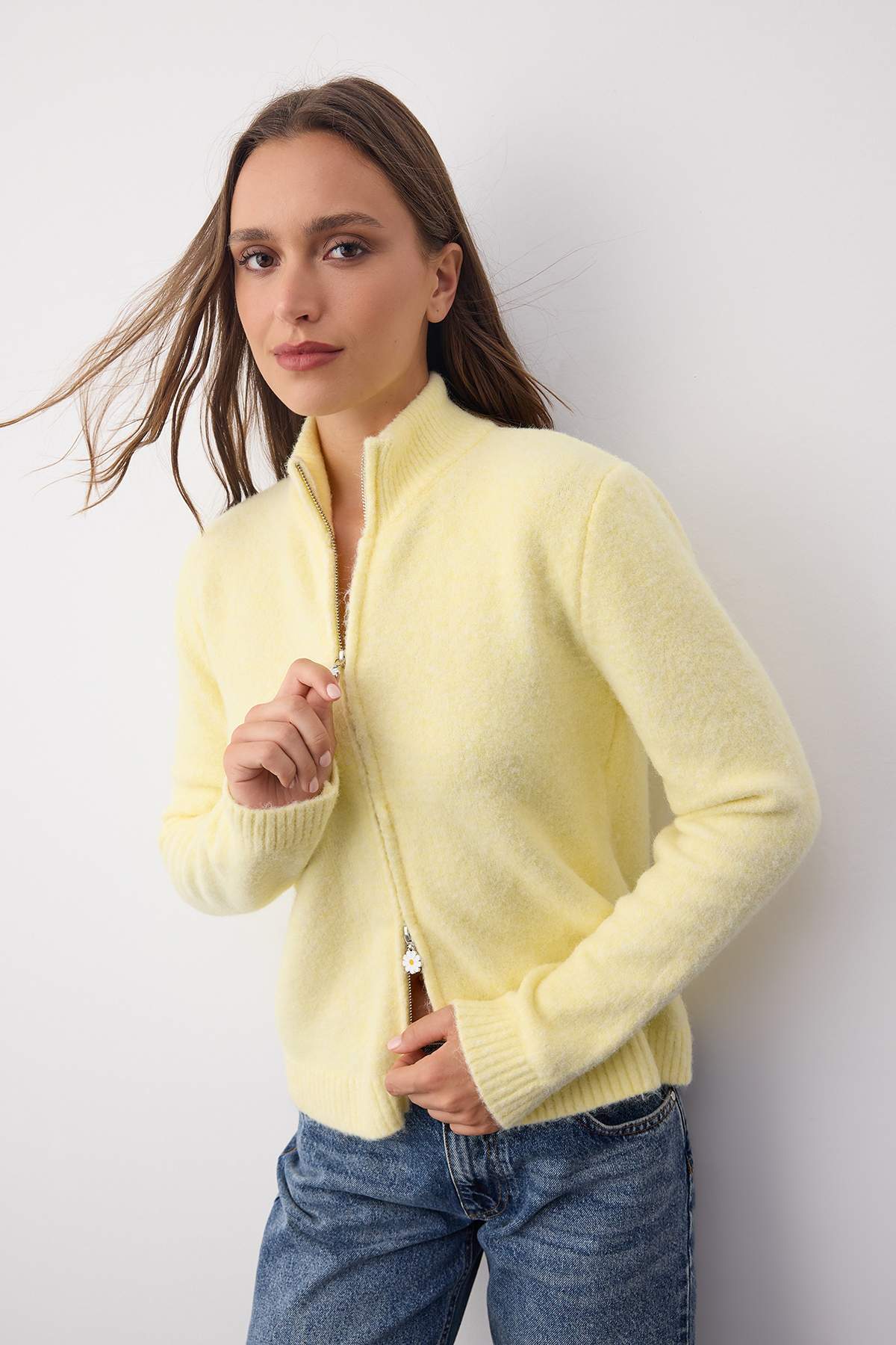 Trendyolmilla  Wardrobe Essentials Sarı Yünlü Fermuarlı Dik Yaka Papatya Elcikli Triko Hırka |TWOAW26HI00090 - Görsel 2