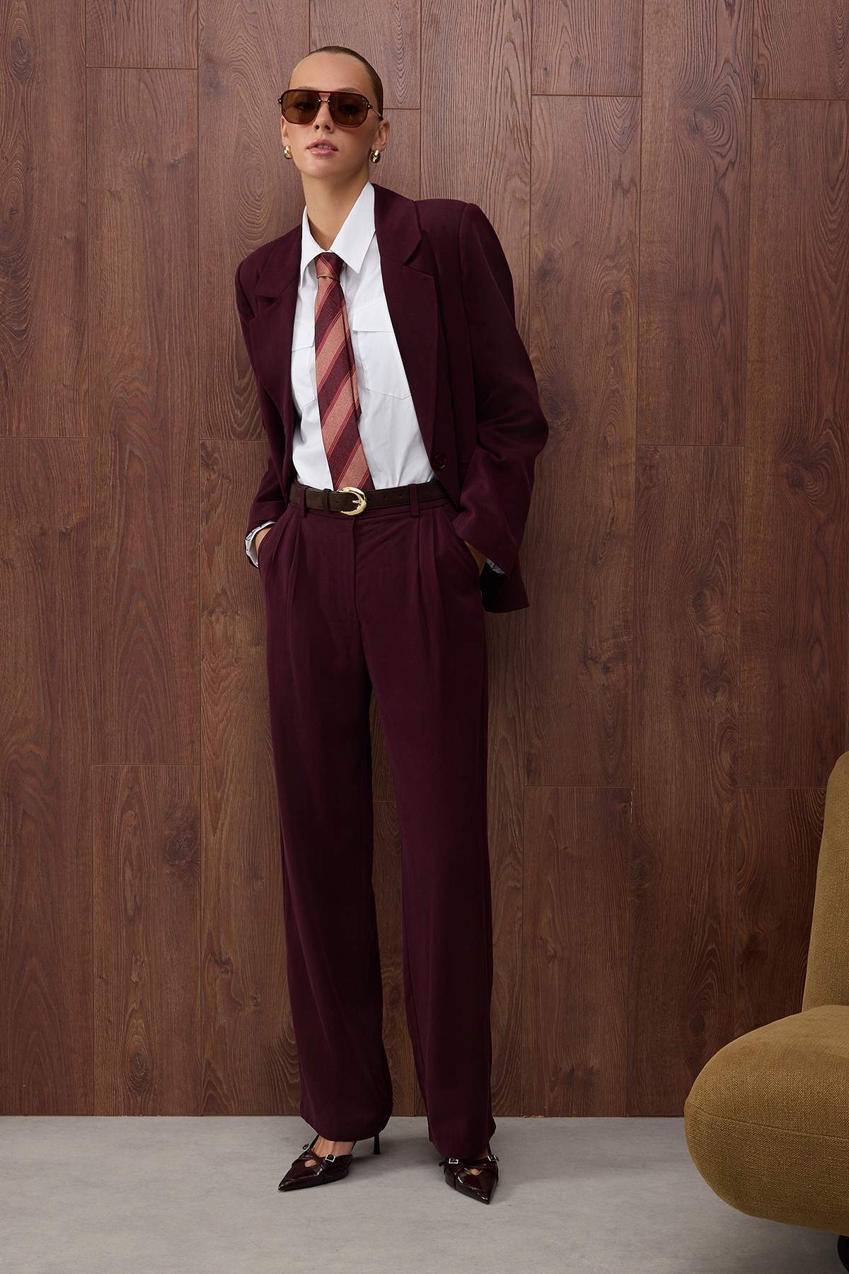 Trendyolmilla  Özel Koleksiyon Mürdüm Düz Paça/Straight Dokuma Yumuşak Kumaş Pantolon TWOAW26PL00123 - Görsel 4