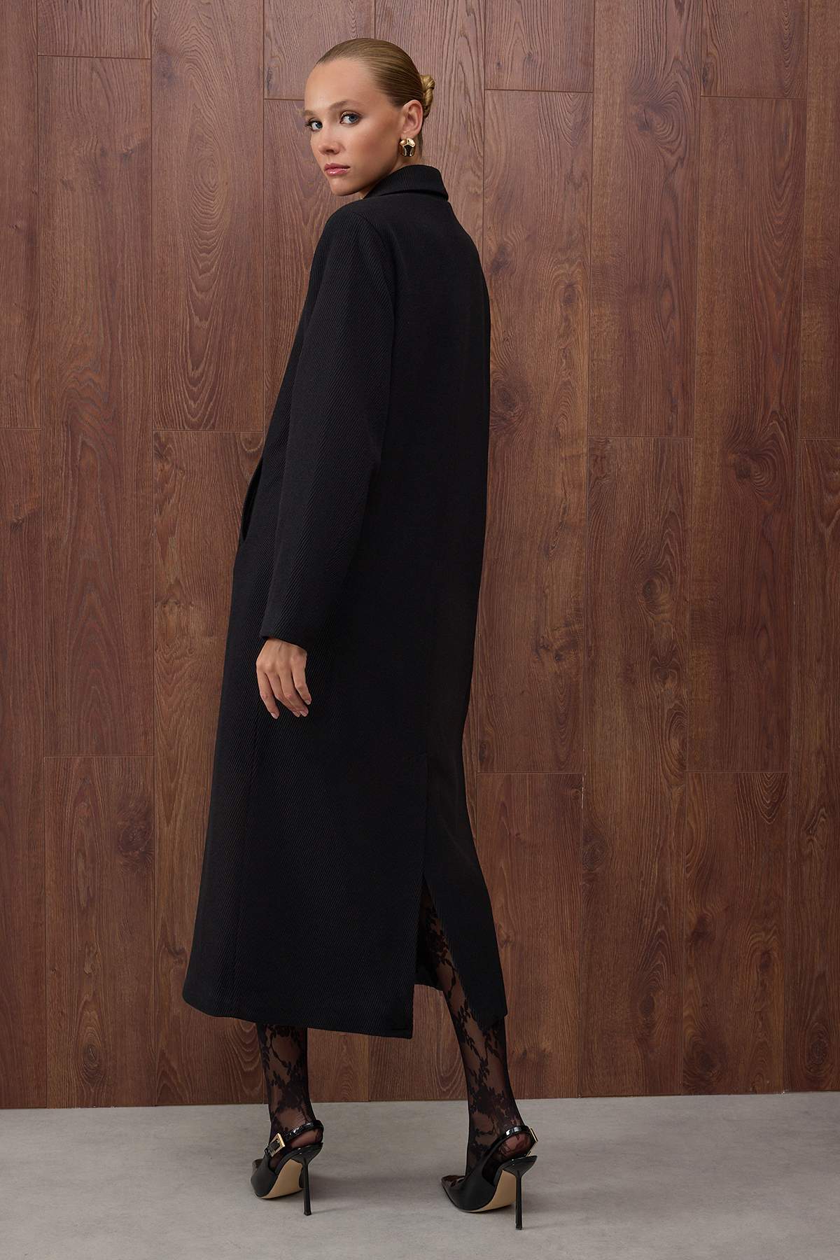 Trendyol Collection Kolekcja specjalna Czarny diagonalny płaszcz oversize z podwójnym zapięciem TWOAW26KB00045