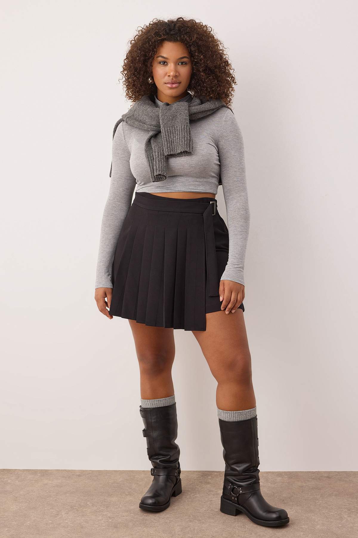 Trendyolmilla  Siyah Pilili Kemerli Dokuma Büyük Beden Şort Etek TBBAW26AZ00015 - Görsel 2