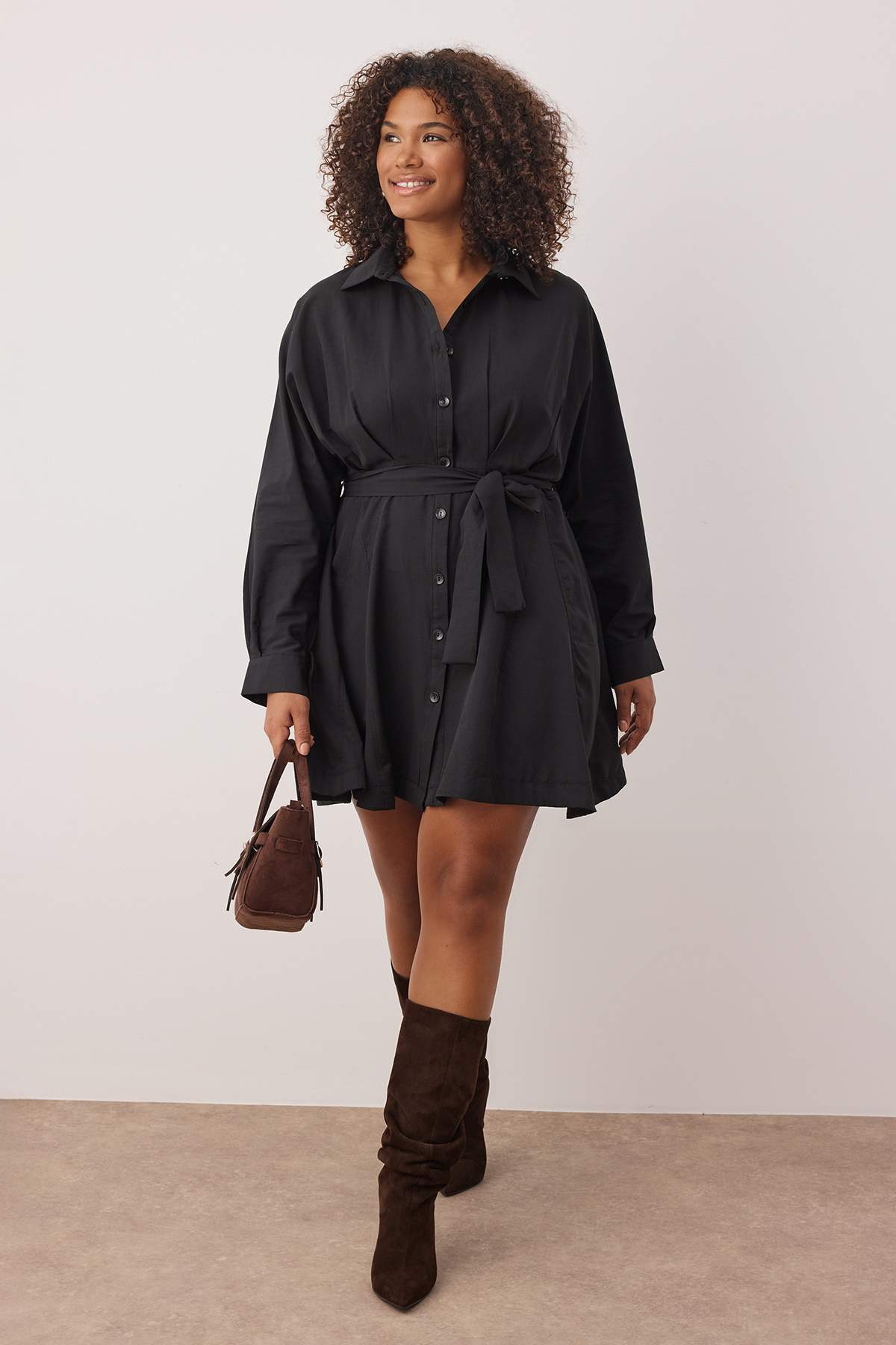 Trendyol Curve Czarna mini sukienka z paskiem w dużym rozmiarze TBBAW26AH00046