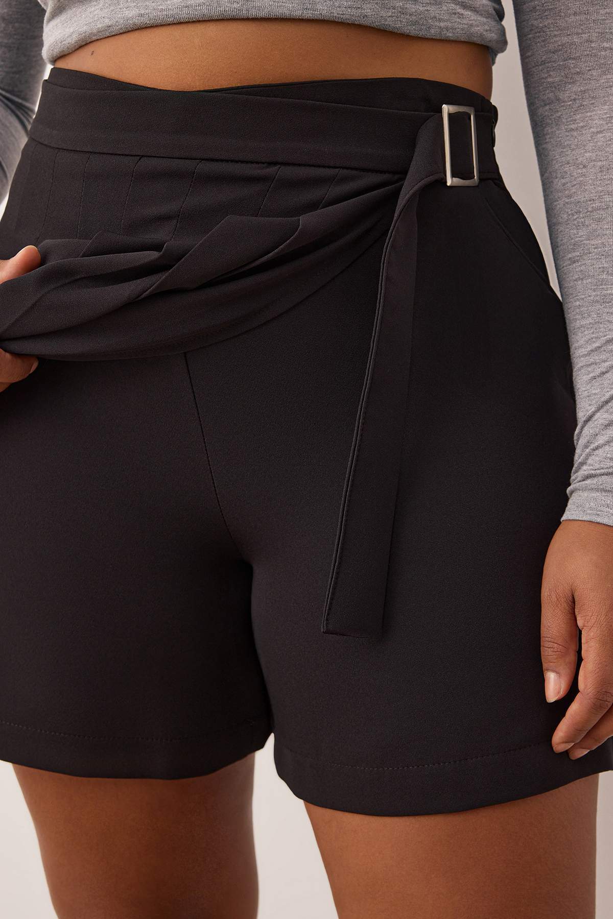 Trendyolmilla  Siyah Pilili Kemerli Dokuma Büyük Beden Şort Etek TBBAW26AZ00015 - Görsel 4