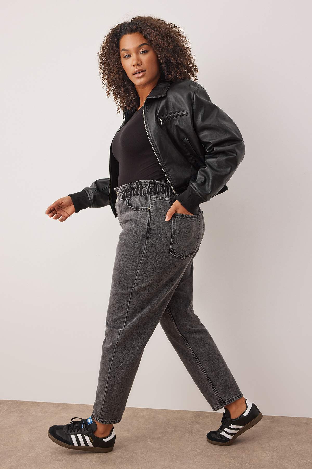 Trendyol Curve-Šedý elastický pás s vysokým pásom Mom Jeans TBBAW23JE00002 2