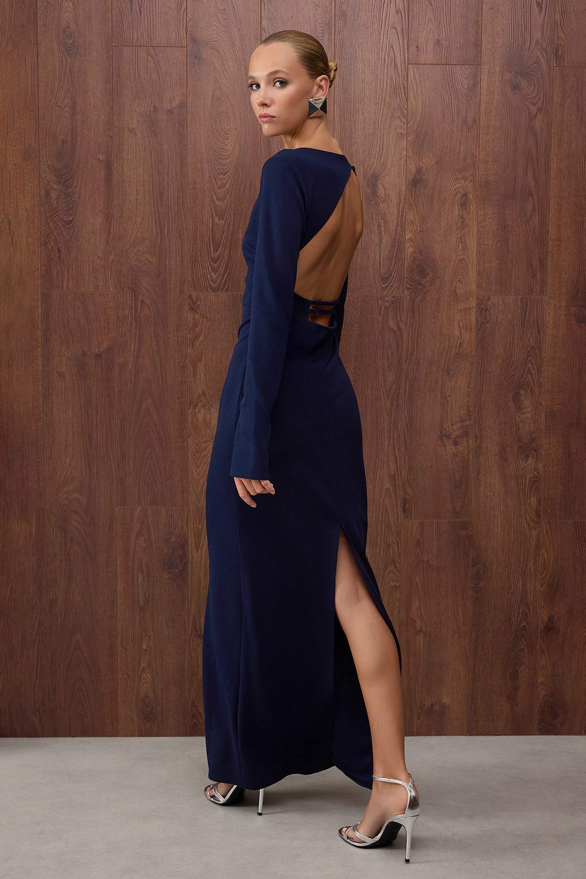 Trendyol Collection Specjalna kolekcja Granatowa suknia wieczorowa z detalami na plecach Suknia na studniówkę i sylwestra TPRAW26AE00005