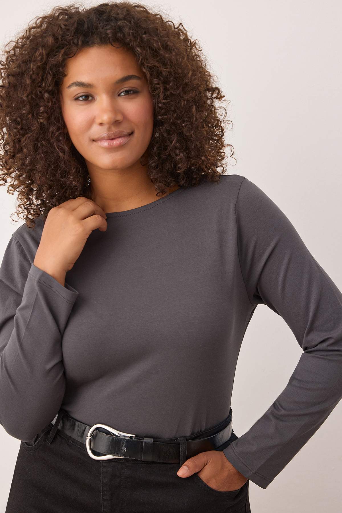 Trendyolmilla Curve Antrasit Pamuklu Esnek Sırt Dekolteli Fitted Esnek Örme Büyük Beden Bluz TBBAW26AF00026