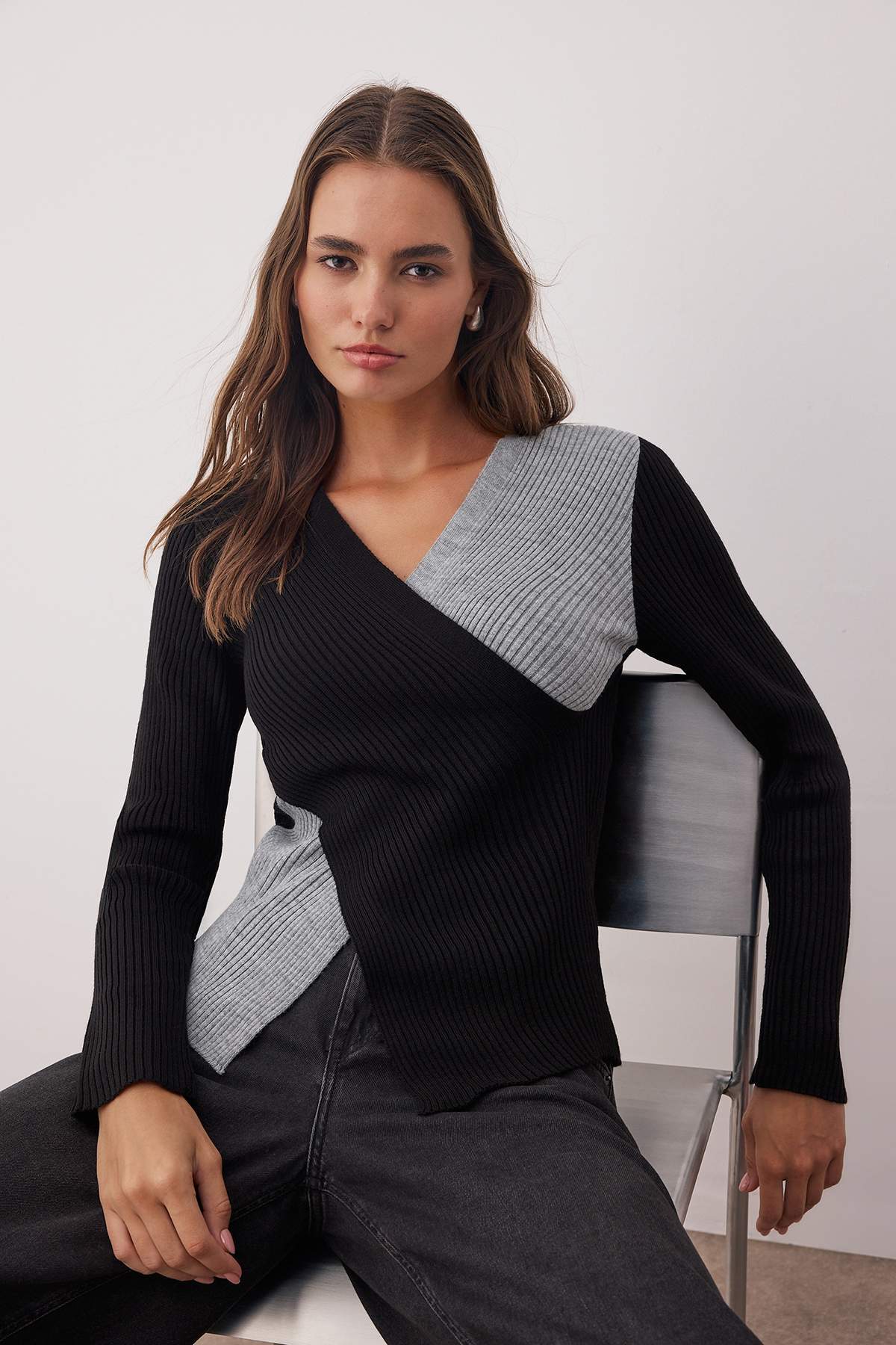 Trendyolmilla  Siyah Fitted/Vücuda Oturan Kruvaze İnce Triko Kazak TWOAW26KZ00178