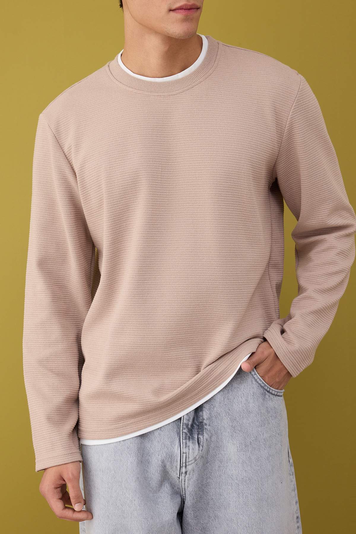 Trendyolmilla  Bej Regular/Normal Kesim Dokulu Basic Sweatshirt TMNAW22SW0658 - Görsel 3