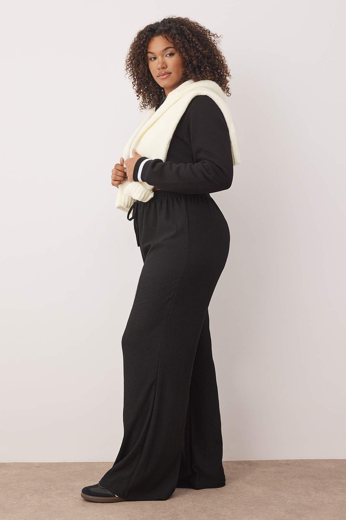 Trendyolmilla  Siyah Yüksek Bel Geniş Paça Bürümcük Örme Büyük Beden Pantolon TBBAW26AR00011 - Görsel 2