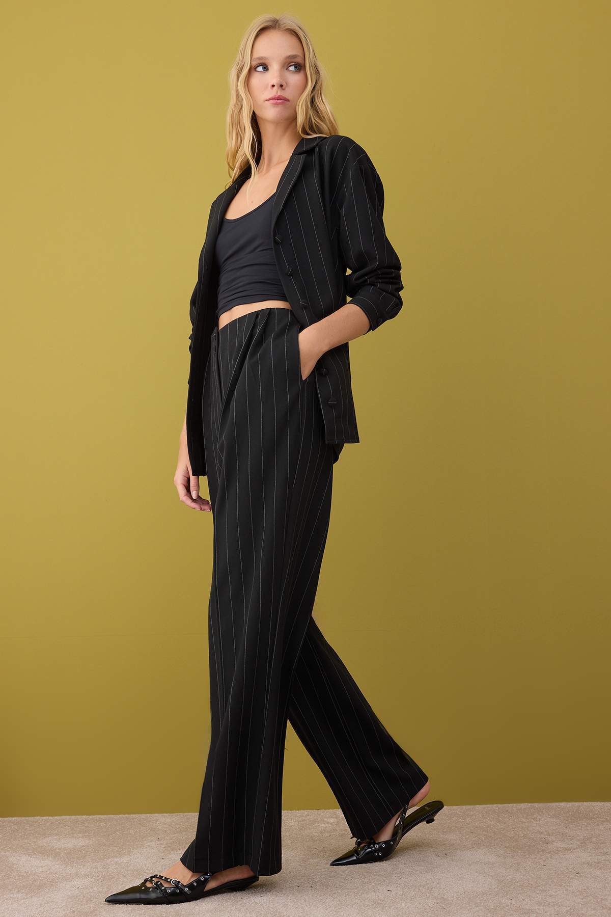 Trendyolmilla  Siyah Çizgili Wide Leg/Geniş Paça Kumaş Pantolon TWOAW26PL00102 - Görsel 3