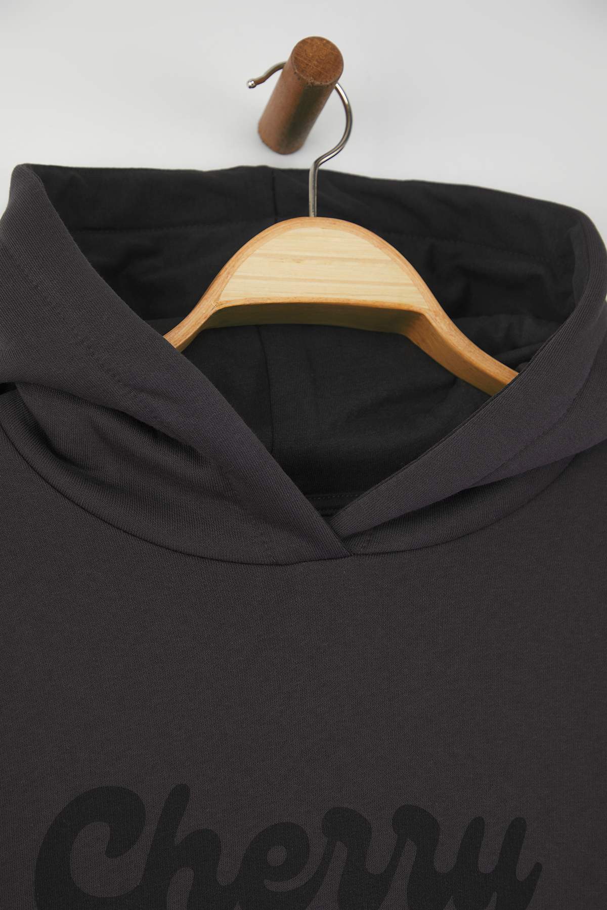 Trendyolmilla  Antrasit Oversize/Geniş Kalıp Kiraz Sırt Baskılı Kalın İçi Polarlı Örme Sweatshirt TWOAW26SW00019 - Görsel 8