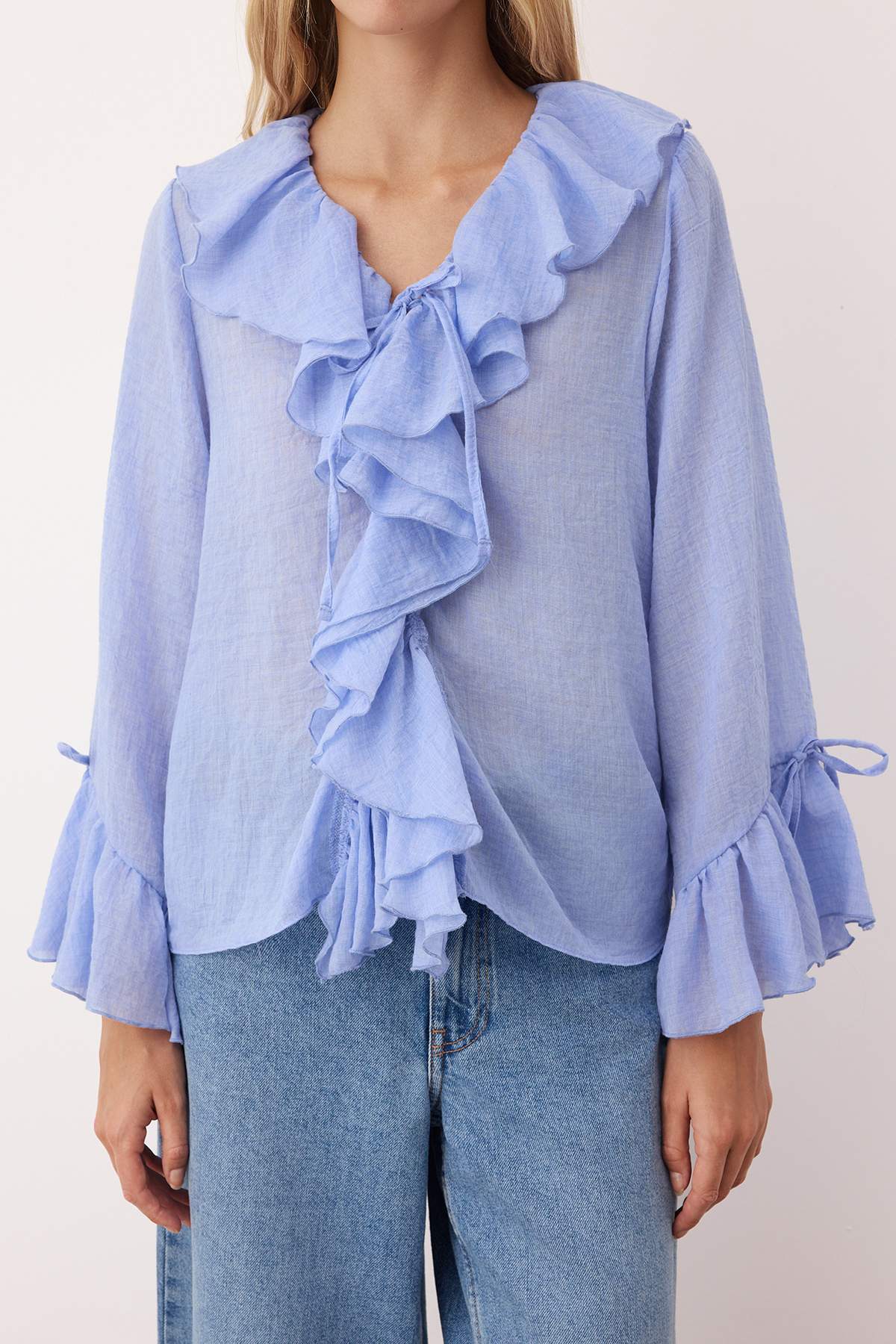 Trendyolmilla  Mavi Fırfırlı Bohem İnce Pamuklu Kumaş Uzun Kol Dokuma Bluz TWOSS25BZ00551 - Görsel 3