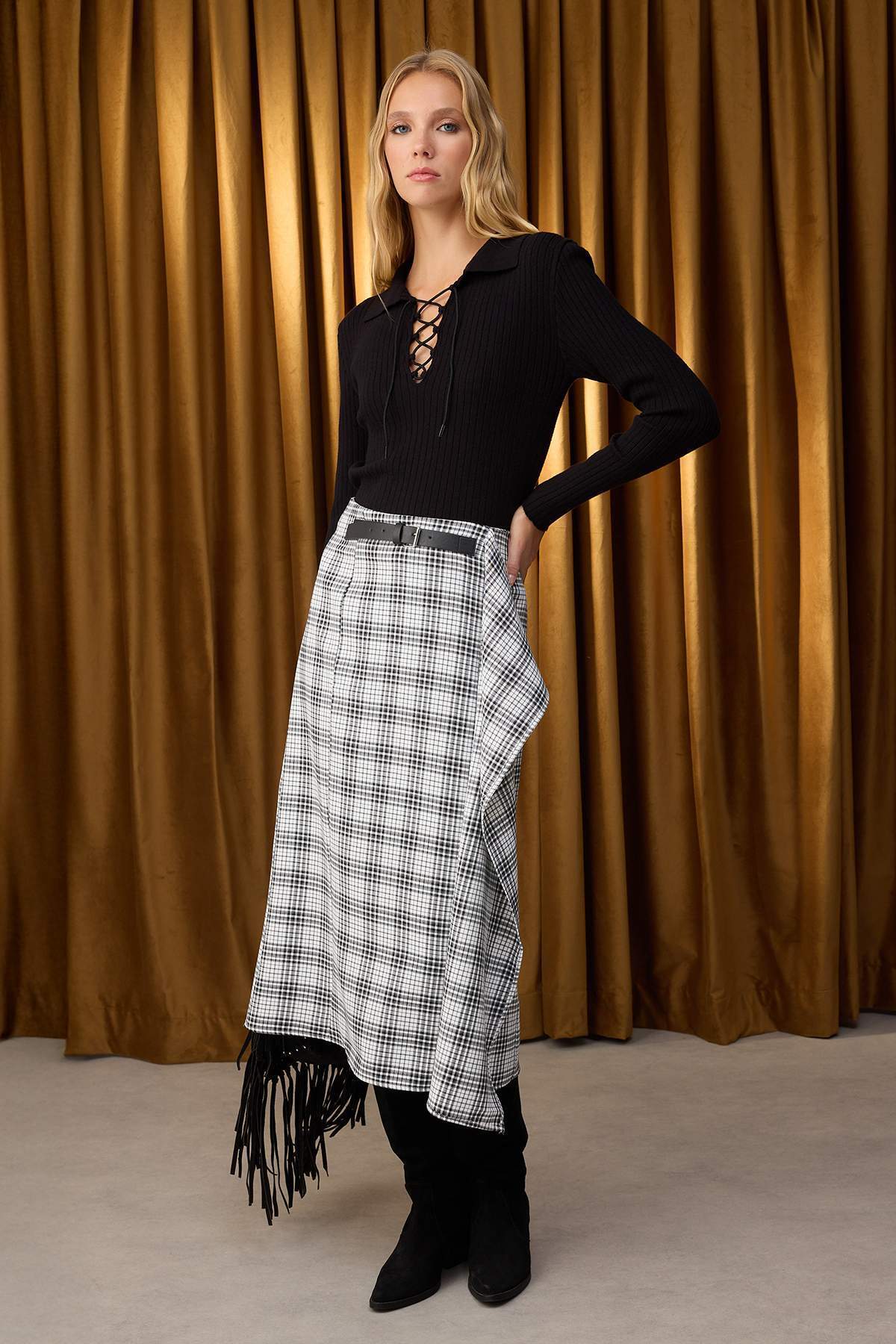 Trendyolmilla  Özel Koleksiyon Siyah Ekoseli Midi Kemer Detaylı Etek TWOAW26ET00071 - Görsel 3