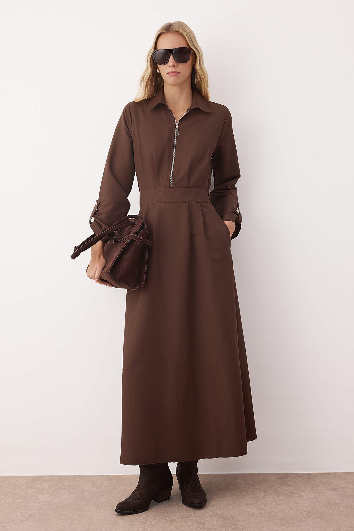 Trendyol Modest Tmavě hnědé šaty Gabardine na zip TCTAW26EB00022