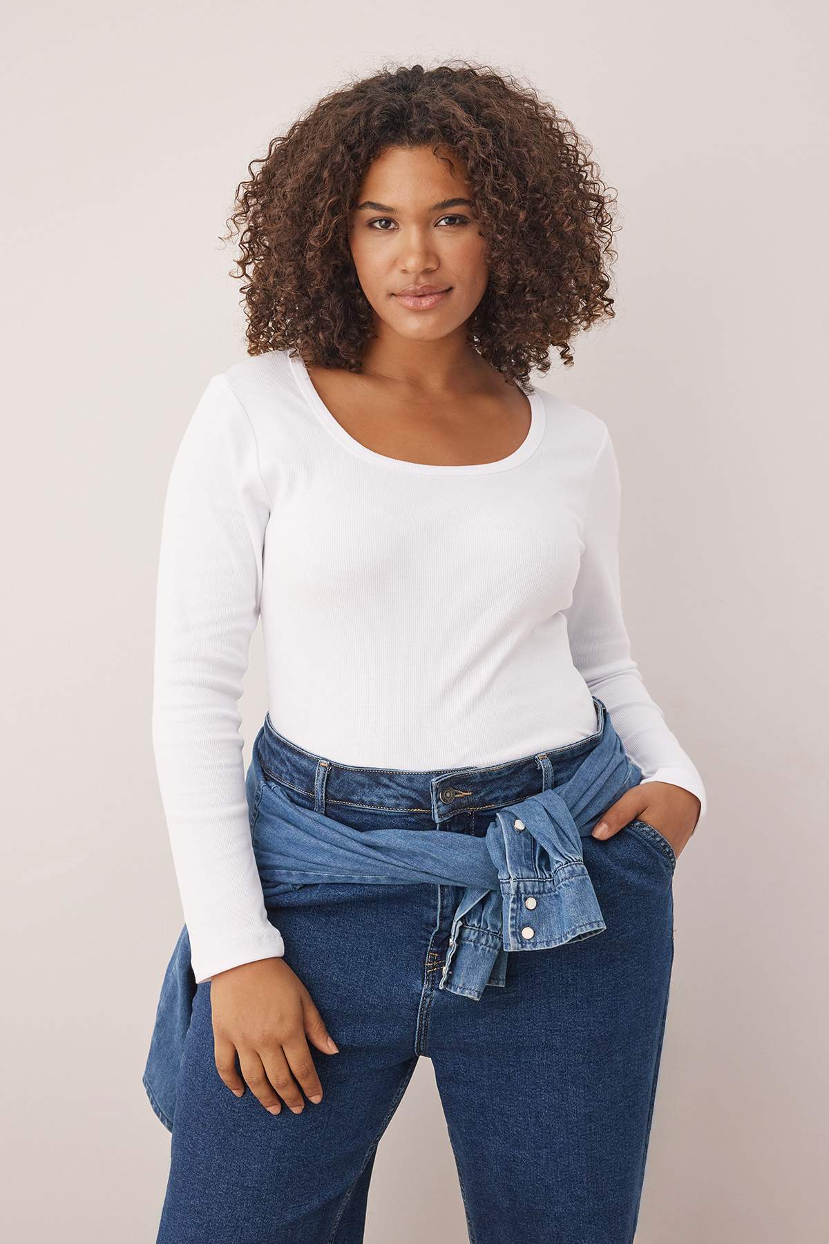 Trendyolmilla Curve Beyaz Kaşkorse Havuz Yaka Vücuda Oturan Basic Örme Büyük Beden Bluz TBBAW25AF00018