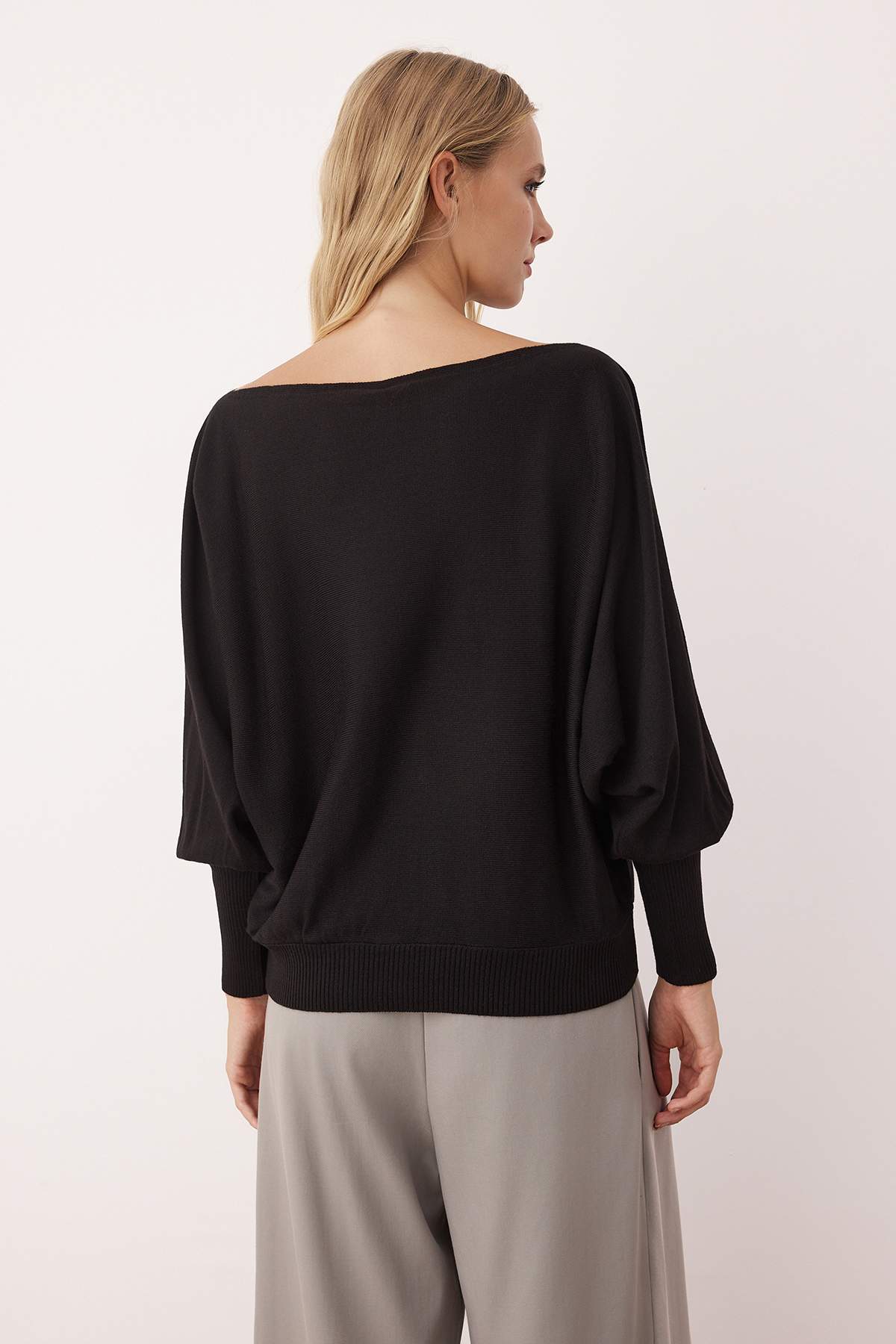 Trendyolmilla  Siyah Geniş Kalıp Yarasakol Kayık Yaka Triko Kazak TWOAW26KZ00198 - Görsel 4