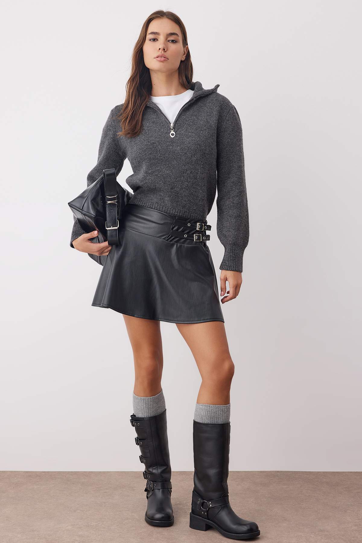 Trendyolmilla Siyah Aksesuar Detaylı Kısa/Mini Şort Etek TWOAW26SR00000