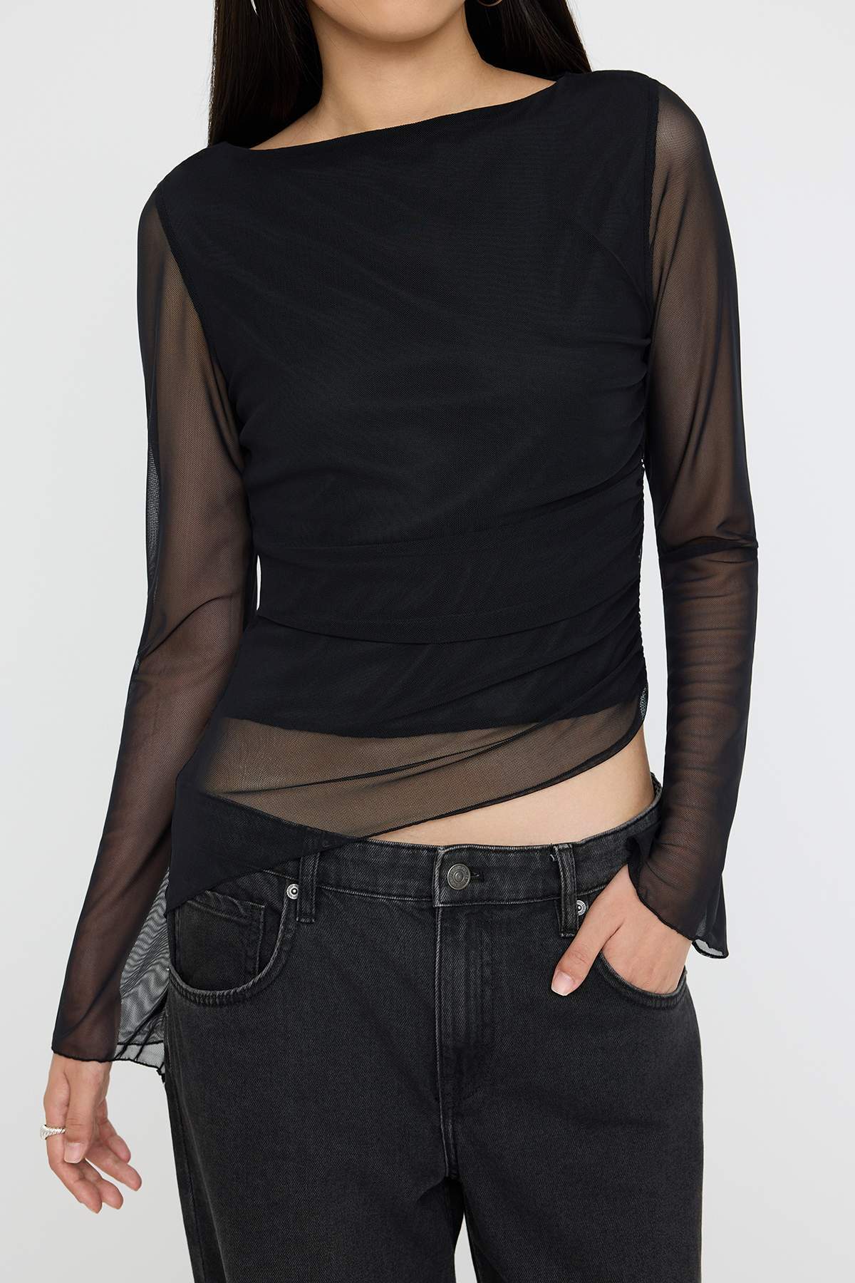 Trendyolmilla  Teen Düz Kayık Yaka Asimetrik Detaylı Vücuda Oturan Esnek Örme Tül Bluz TWOAW26BZ00128 - Görsel 3