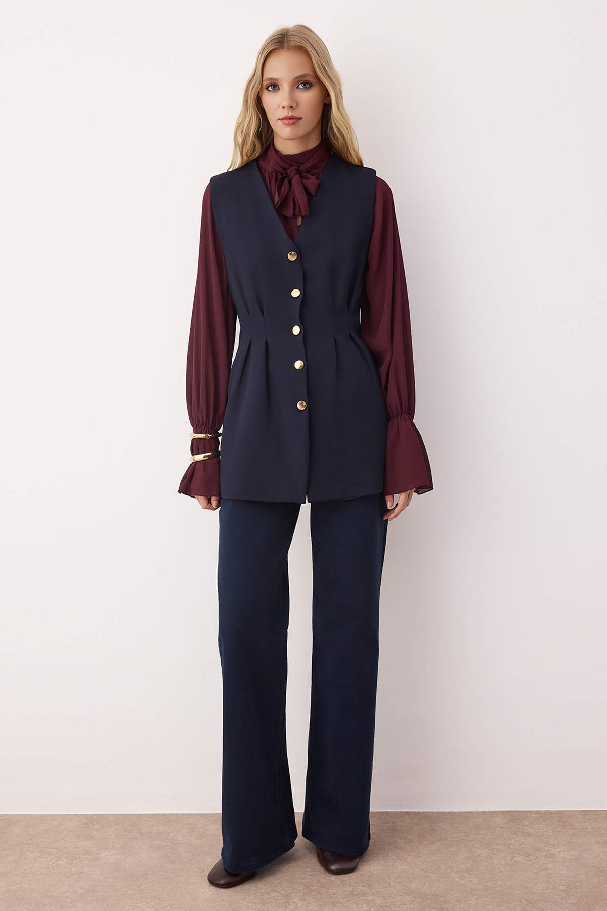 Trendyol Modest Granatowa dopasowana kamizelka z falbaną i zatrzaskami TCTAW26YL00004