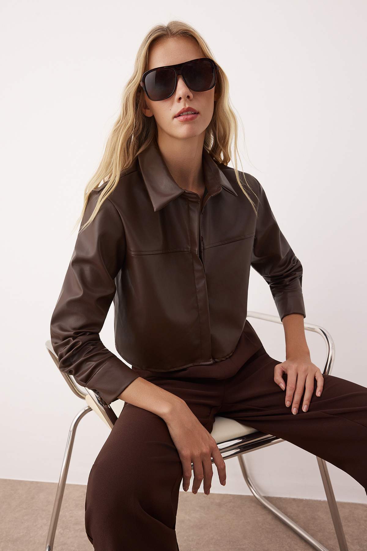 Trendyolmilla  Koyu Kahverengi Crop Deri Gömlek TWOAW26GO00025 - Görsel 3