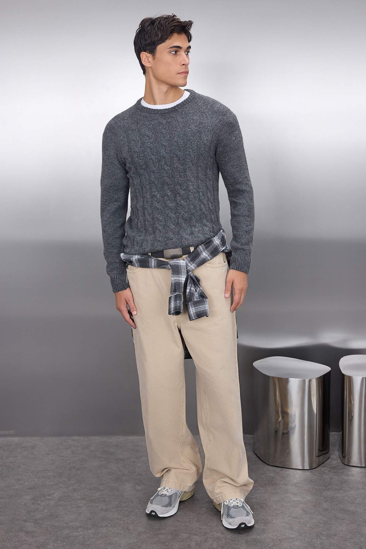 Trendyol Collection-Anthrazitfarbener Slim-Fit-Strickpullover mit Rundhalsausschnitt TMNAW25KZ00012 1