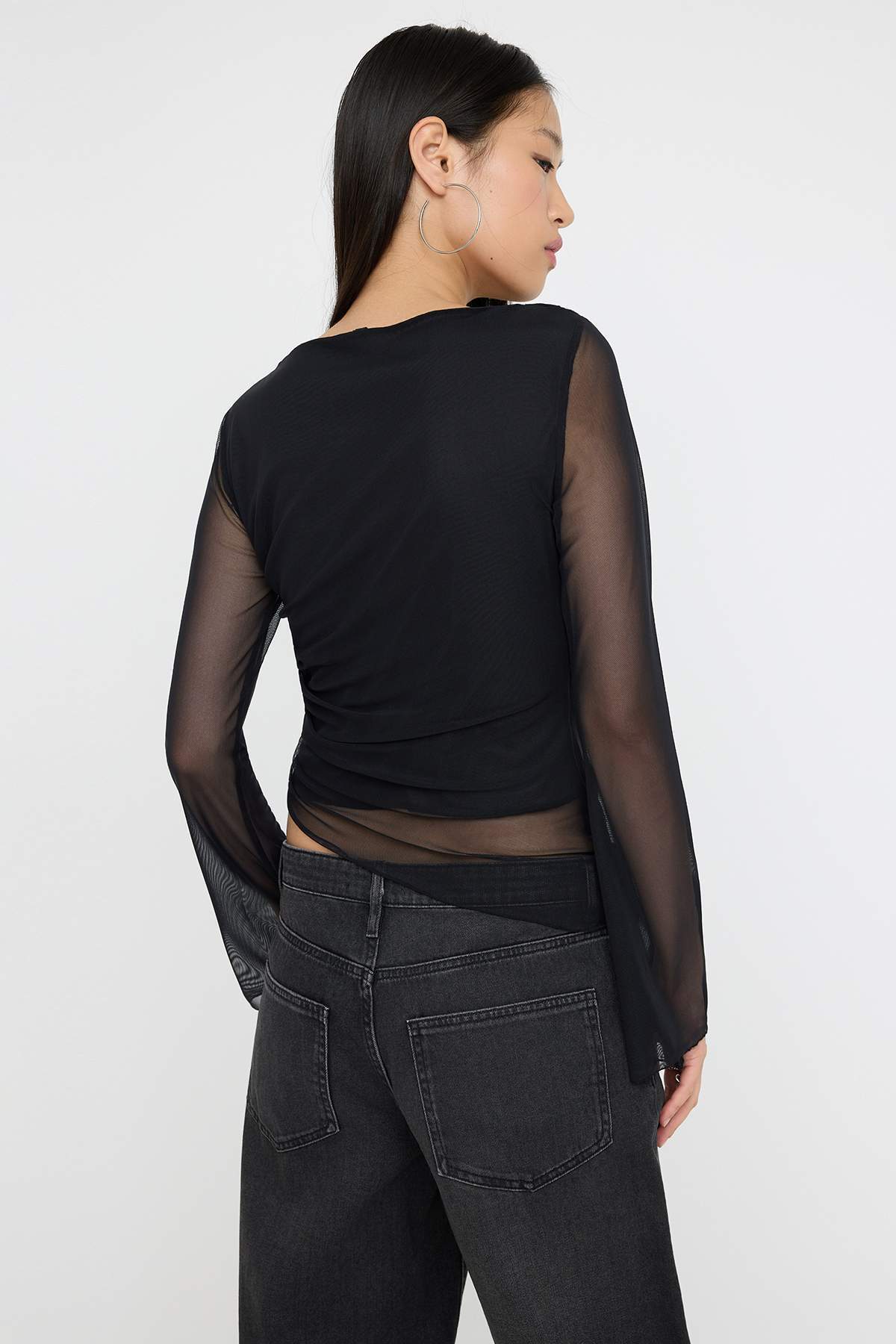 Trendyolmilla  Teen Düz Kayık Yaka Asimetrik Detaylı Vücuda Oturan Esnek Örme Tül Bluz TWOAW26BZ00128 - Görsel 4