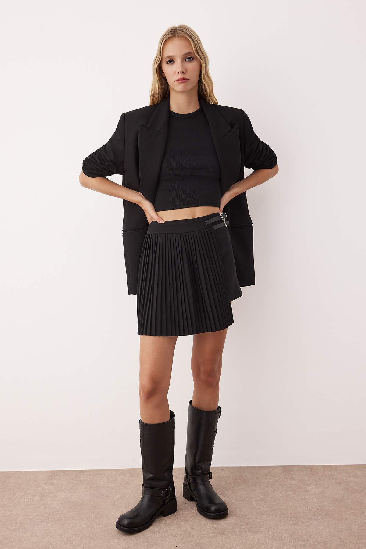 Trendyolmilla  Siyah Piliseli Kemer Detaylı Mini Şort & Bermuda TWOAW26SR00018 - Görsel 3