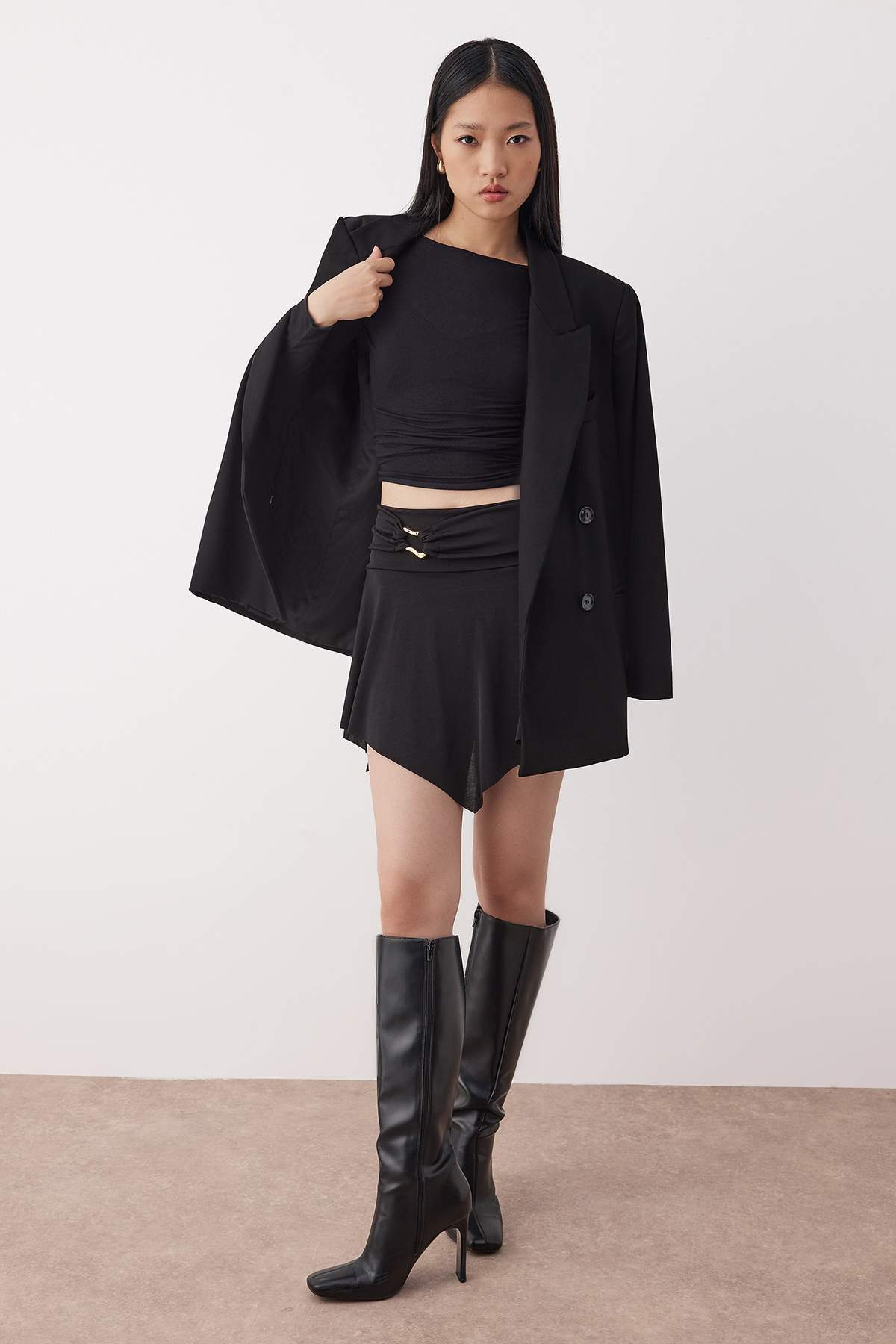 Trendyolmilla  Siyah Asimetrik Aksesuar Detaylı Mini Örme Etek TWOSS25ET00214