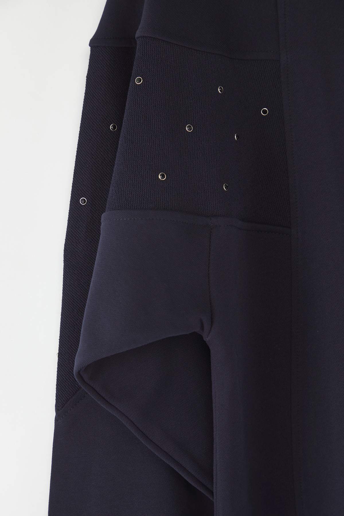 Trendyolmilla  Lacivert Kuşgözü Aksesuar Detaylı Bisiklet Yaka Oversize/Geniş Kesim Örme Sweatshirt TWOAW26SW00038 - Görsel 6