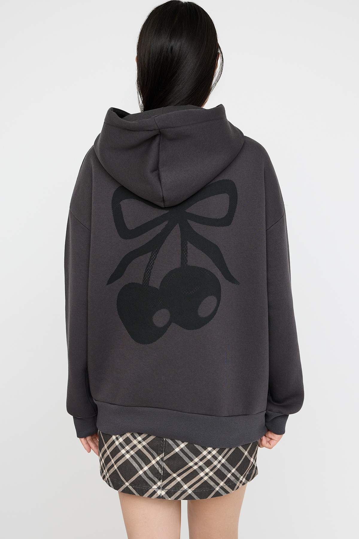 Trendyolmilla  Antrasit Oversize/Geniş Kalıp Kiraz Sırt Baskılı Kalın İçi Polarlı Örme Sweatshirt TWOAW26SW00019 - Görsel 4