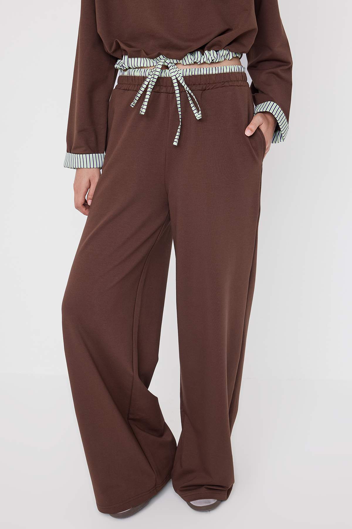 Trendyolmilla  Teen Kahverengi Relaxed Kalıp Wide Leg/Geniş Paça Örme Sweatshirt/Alt Eşofman Takımı TWOAW26AU00059 - Görsel 3