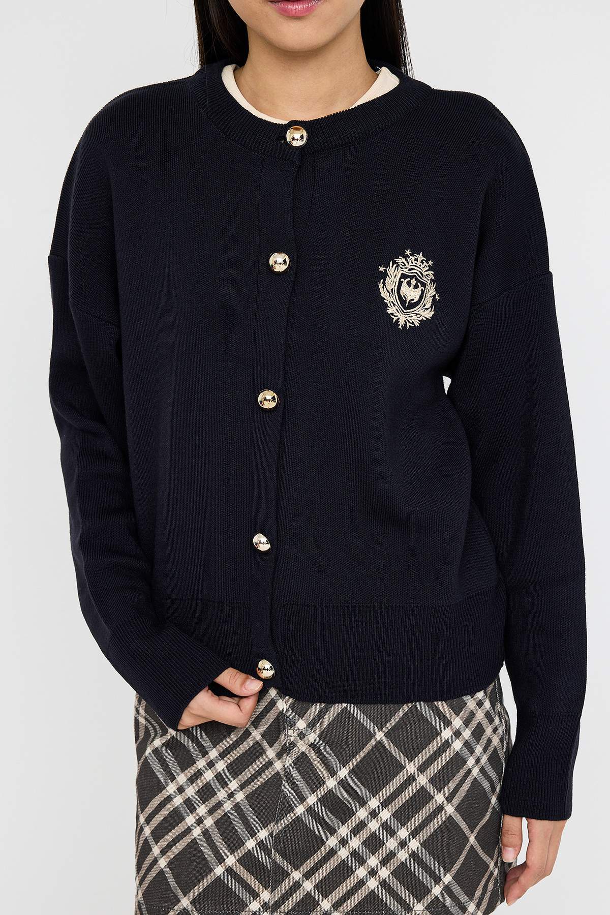 Trendyolmilla  Teen Lacivert Kolej Temalı Nakış İşlemeli Triko Hırka TWOAW26HI00214 - Görsel 3