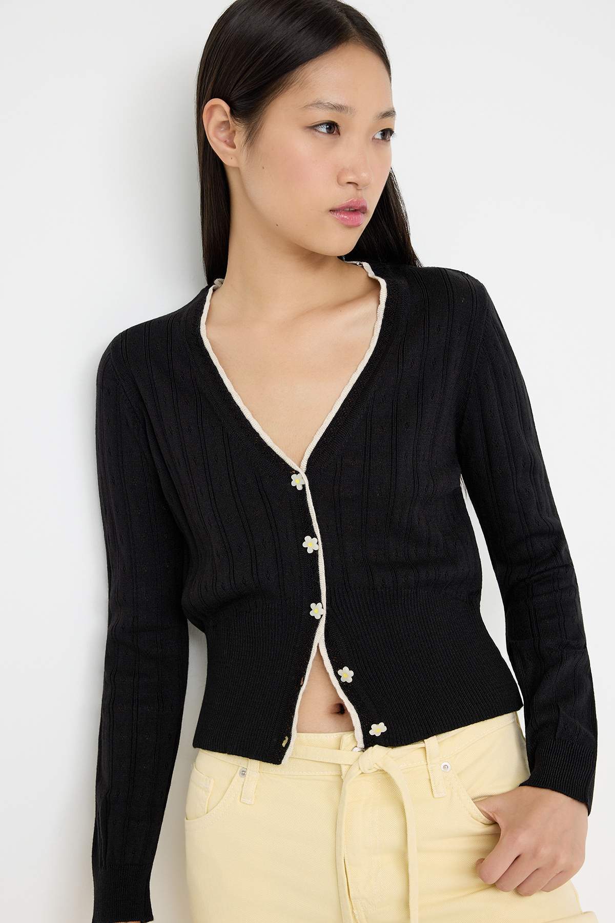 Trendyolmilla  Teen Siyah Ajurlu/Delikli Crop/Kısa Dantel Garnili Detaylı Triko Hırka TWOAW26HI00217 - Görsel 3